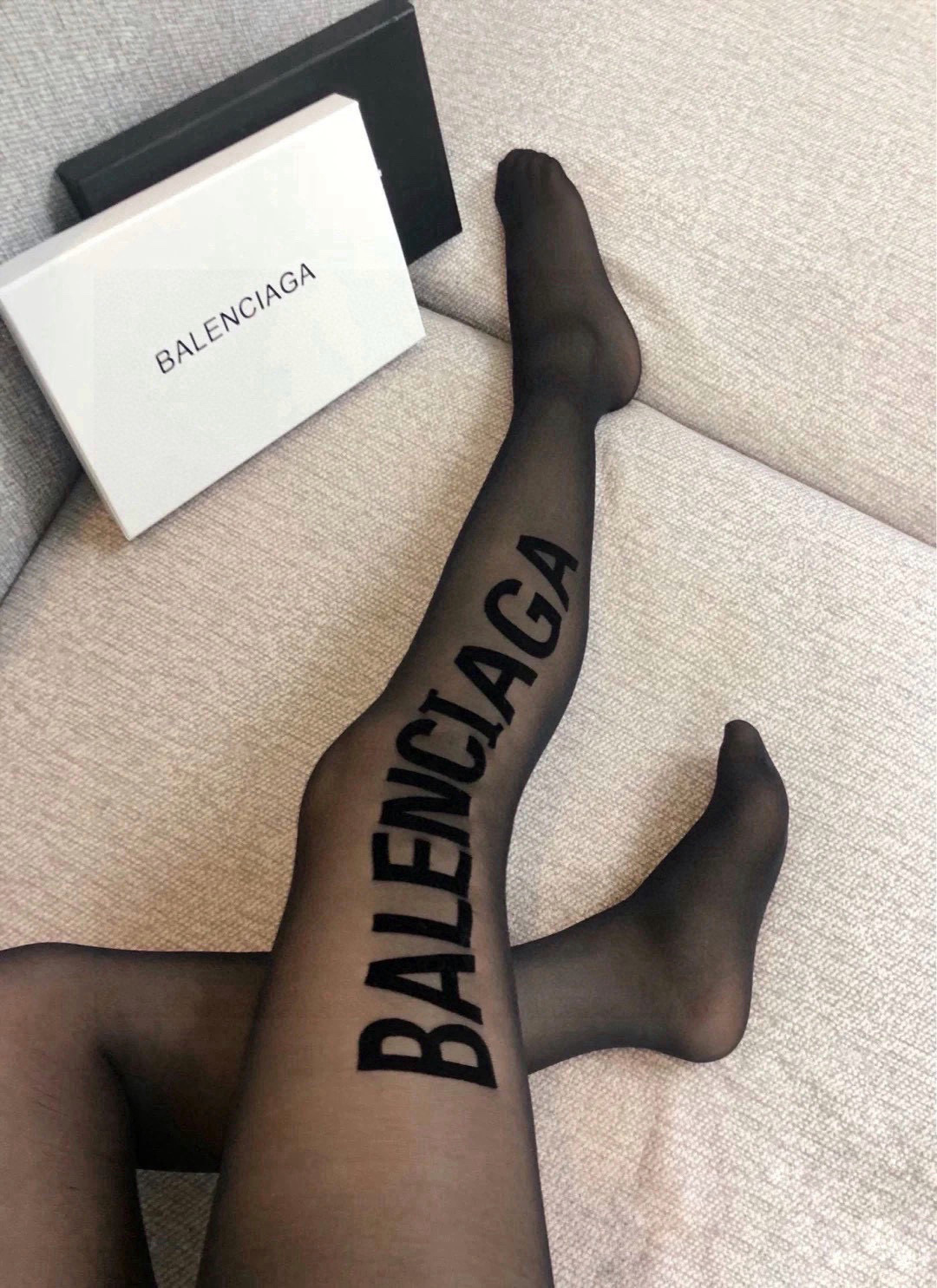 。配包装
【一盒一双】🌟Balenciaga巴黎世家植绒字母丝袜 🌟好看到爆炸 ，欧美大牌丝袜。一比一高