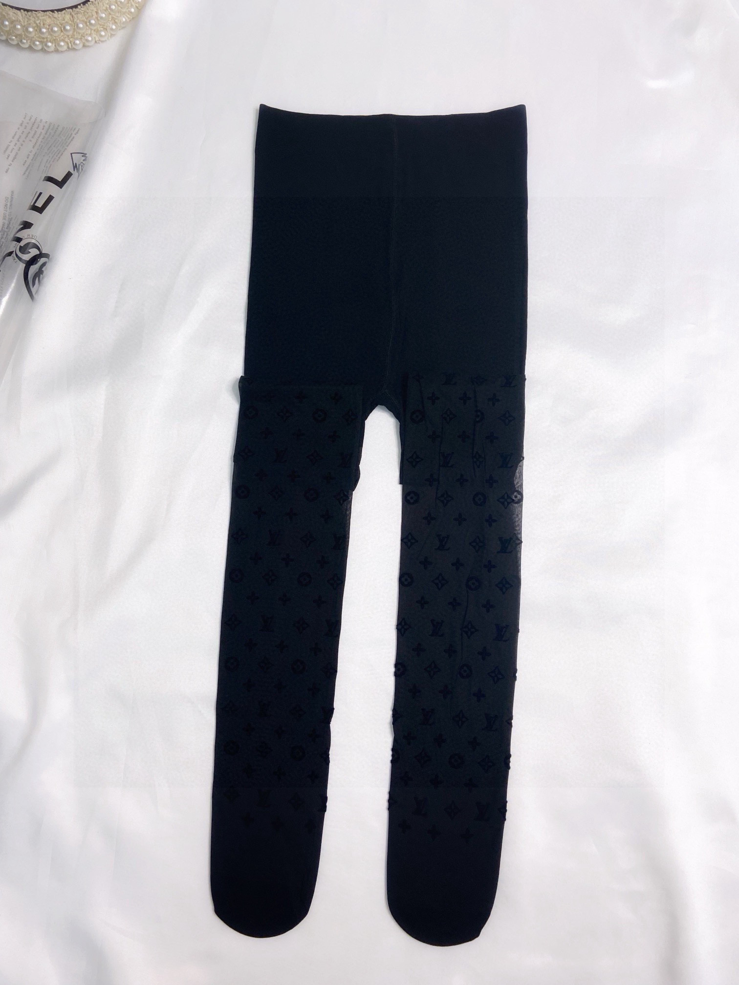  配包装
【一盒一双】🌟LV路易·威登经典植绒老化字母丝袜 🌟好看到爆炸 ，欧美大牌丝袜。一比一高版本制