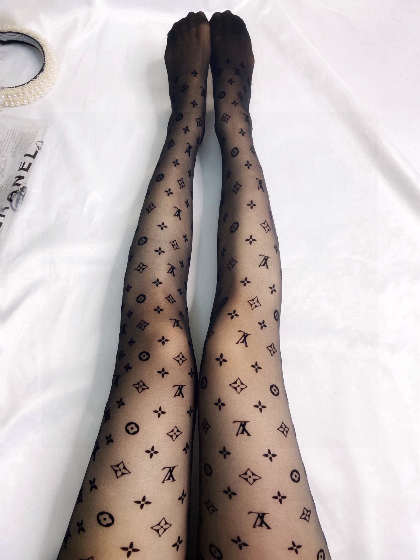 配包装
【一盒一双】🌟LV路易·威登经典植绒老化字母丝袜 🌟好看到爆炸 ，欧美大牌丝袜。一比一高版本制