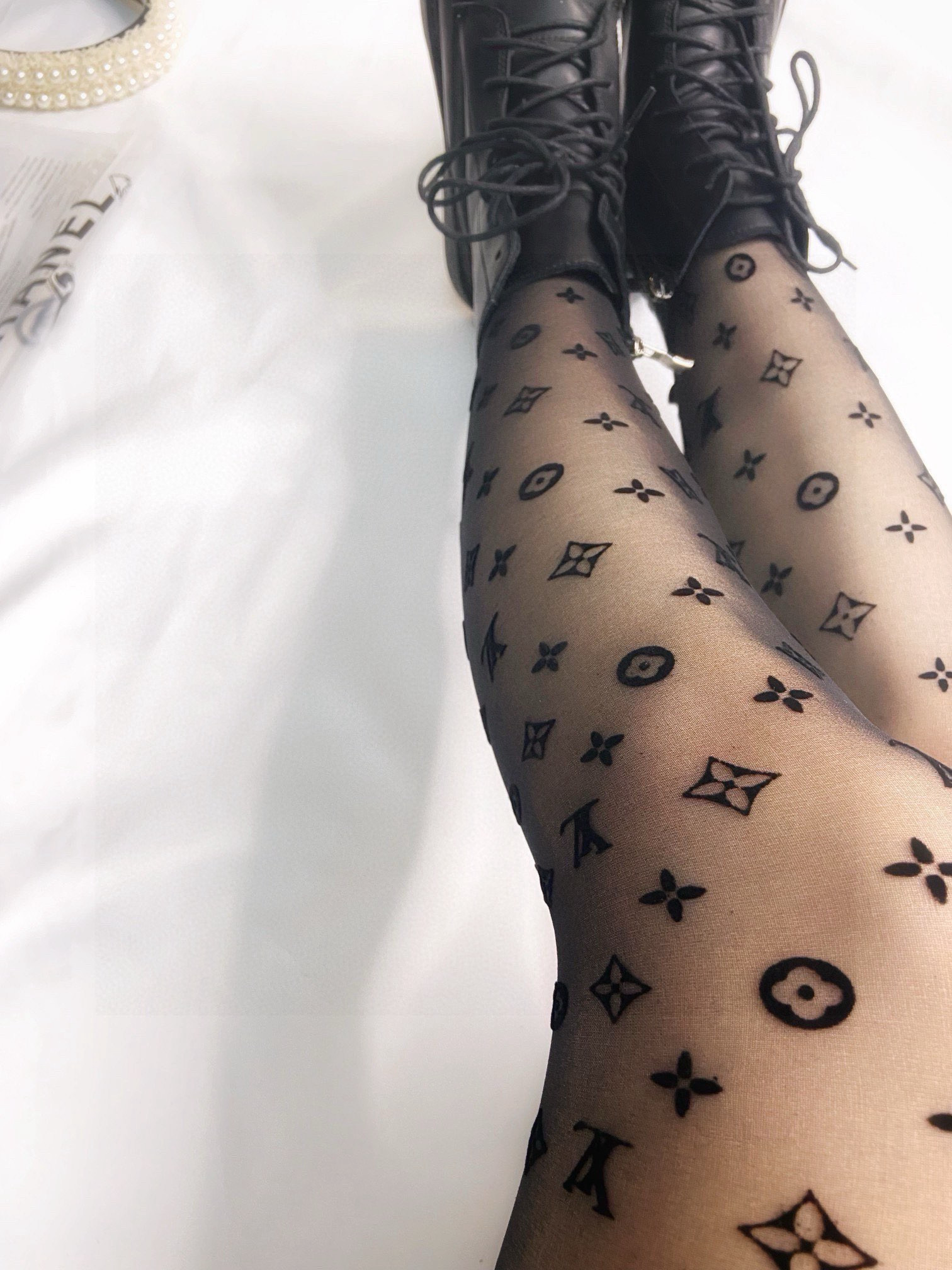  配包装
【一盒一双】🌟LV路易·威登经典植绒老化字母丝袜 🌟好看到爆炸 ，欧美大牌丝袜。一比一高版本制