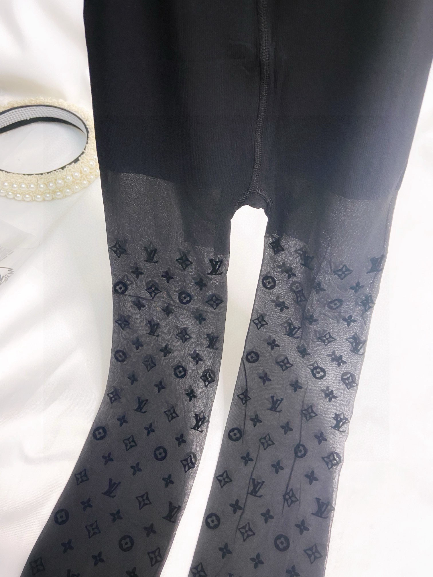  配包装
【一盒一双】🌟LV路易·威登经典植绒老化字母丝袜 🌟好看到爆炸 ，欧美大牌丝袜。一比一高版本制