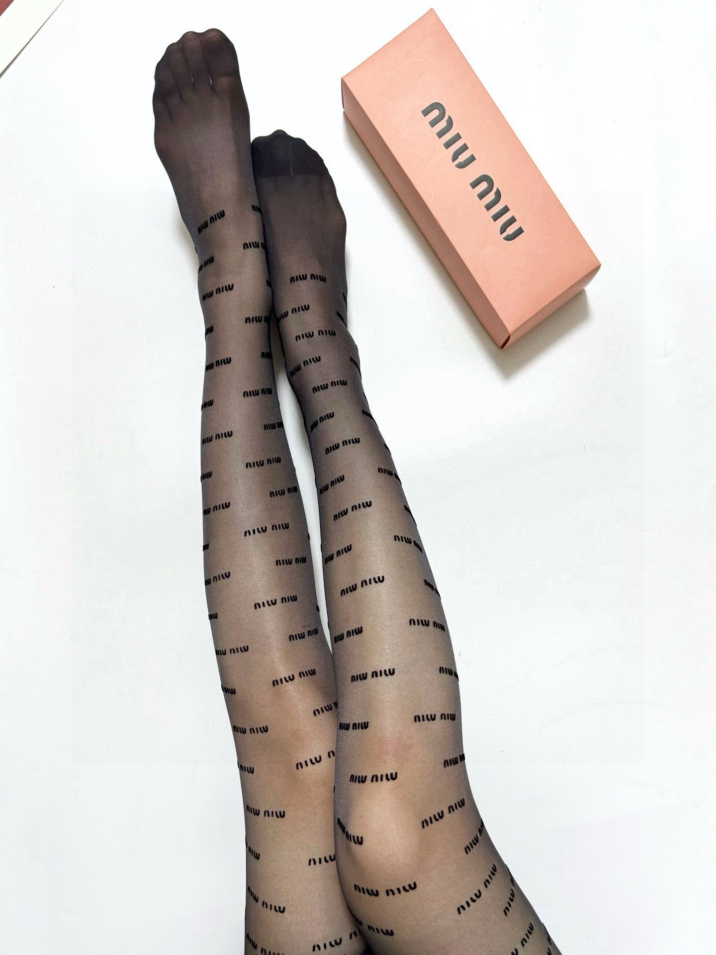  配包装
【一盒一双】🌟缪缪 miumiu 经典植绒字母丝袜 🌟好看到爆炸 ，欧美大牌丝袜。一比一高版本