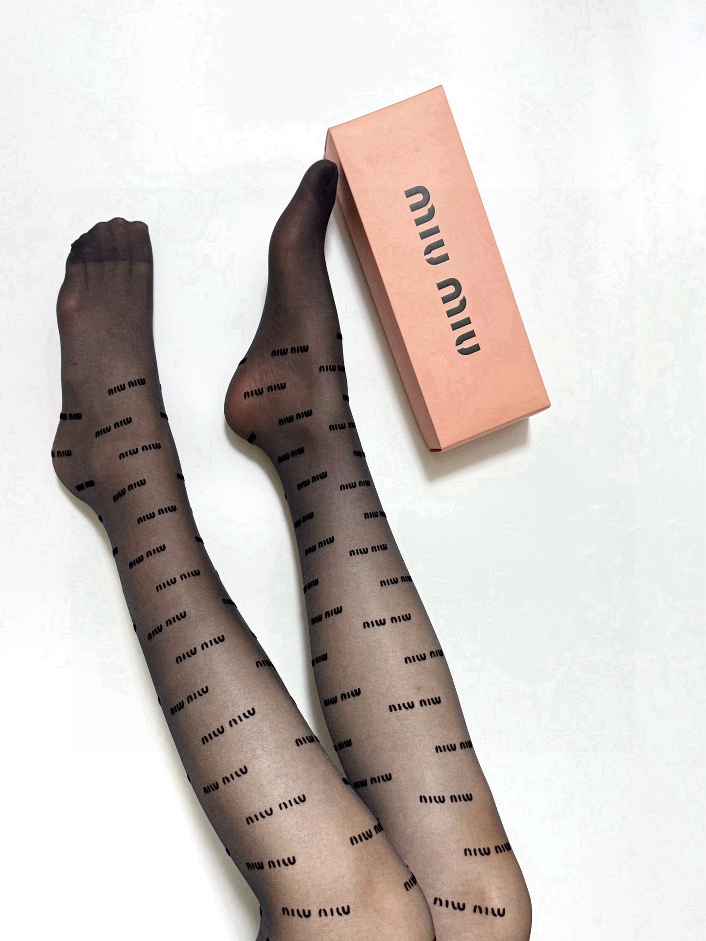  配包装
【一盒一双】🌟缪缪 miumiu 经典植绒字母丝袜 🌟好看到爆炸 ，欧美大牌丝袜。一比一高版本