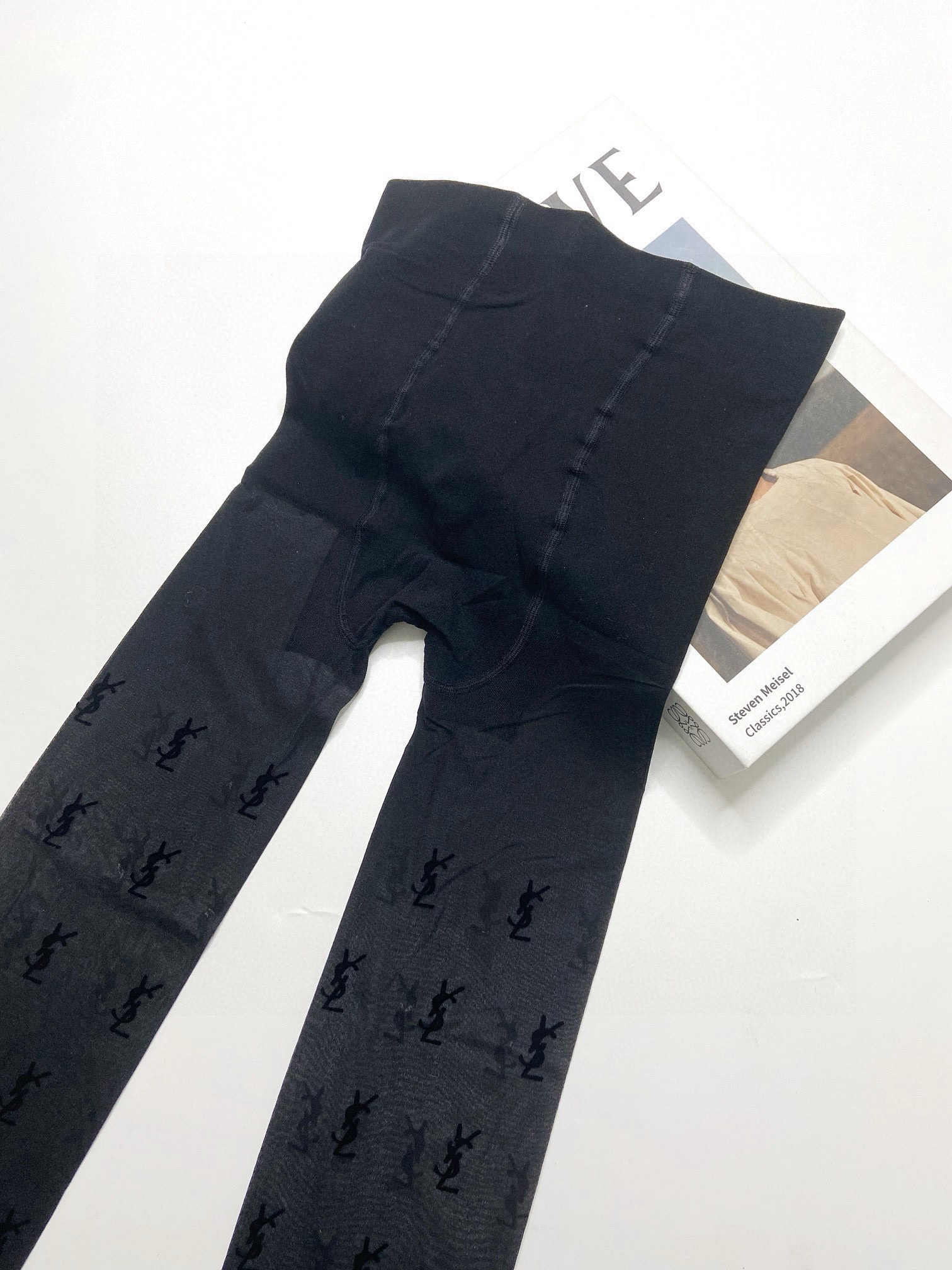  配包装
【一盒一双】🌟Saint Laurent#圣罗兰经典植绒YSL字母丝袜 🌟众多明星同款🌟超多明