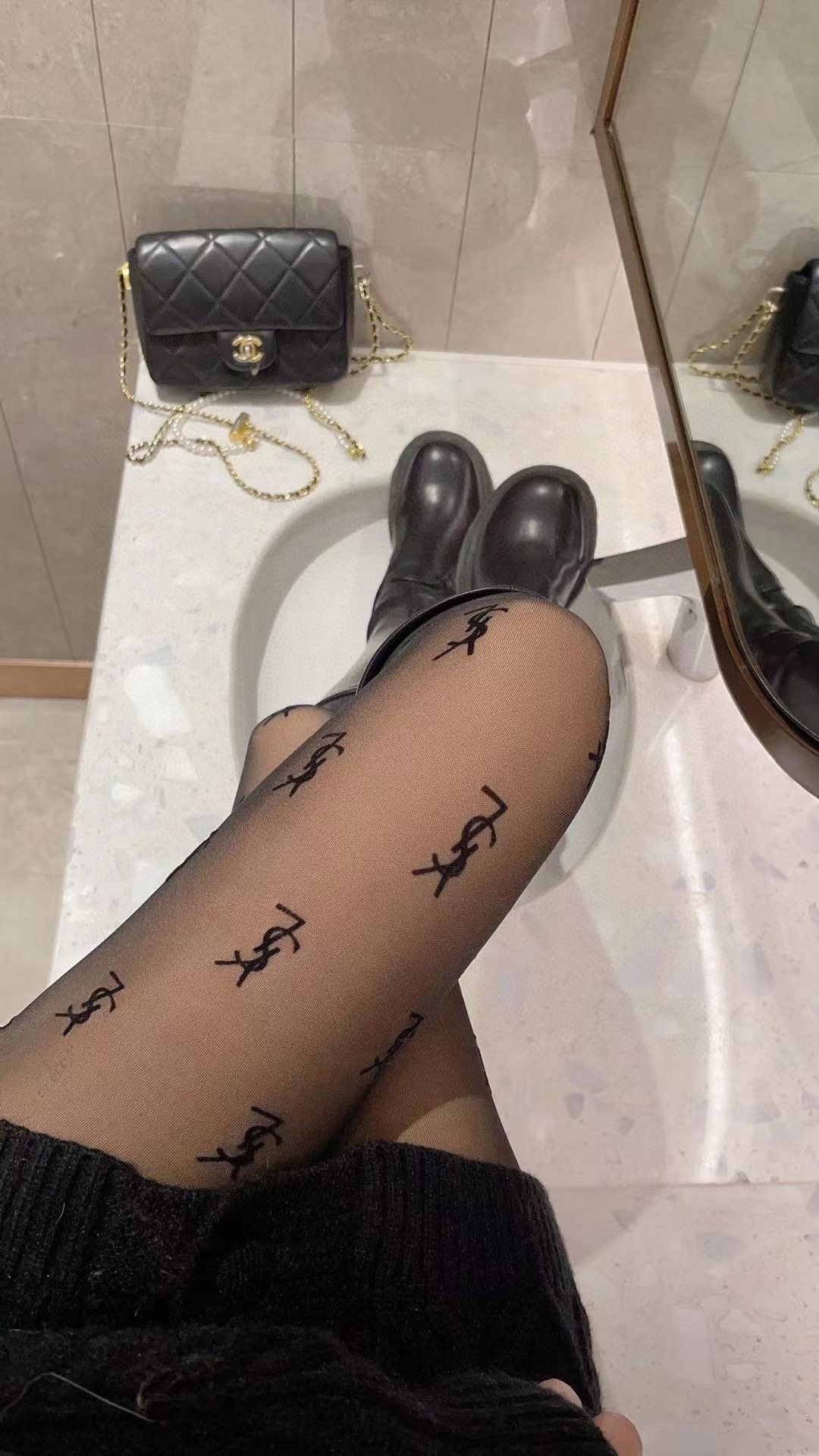  配包装
【一盒一双】🌟Saint Laurent#圣罗兰经典植绒YSL字母丝袜 🌟众多明星同款🌟超多明