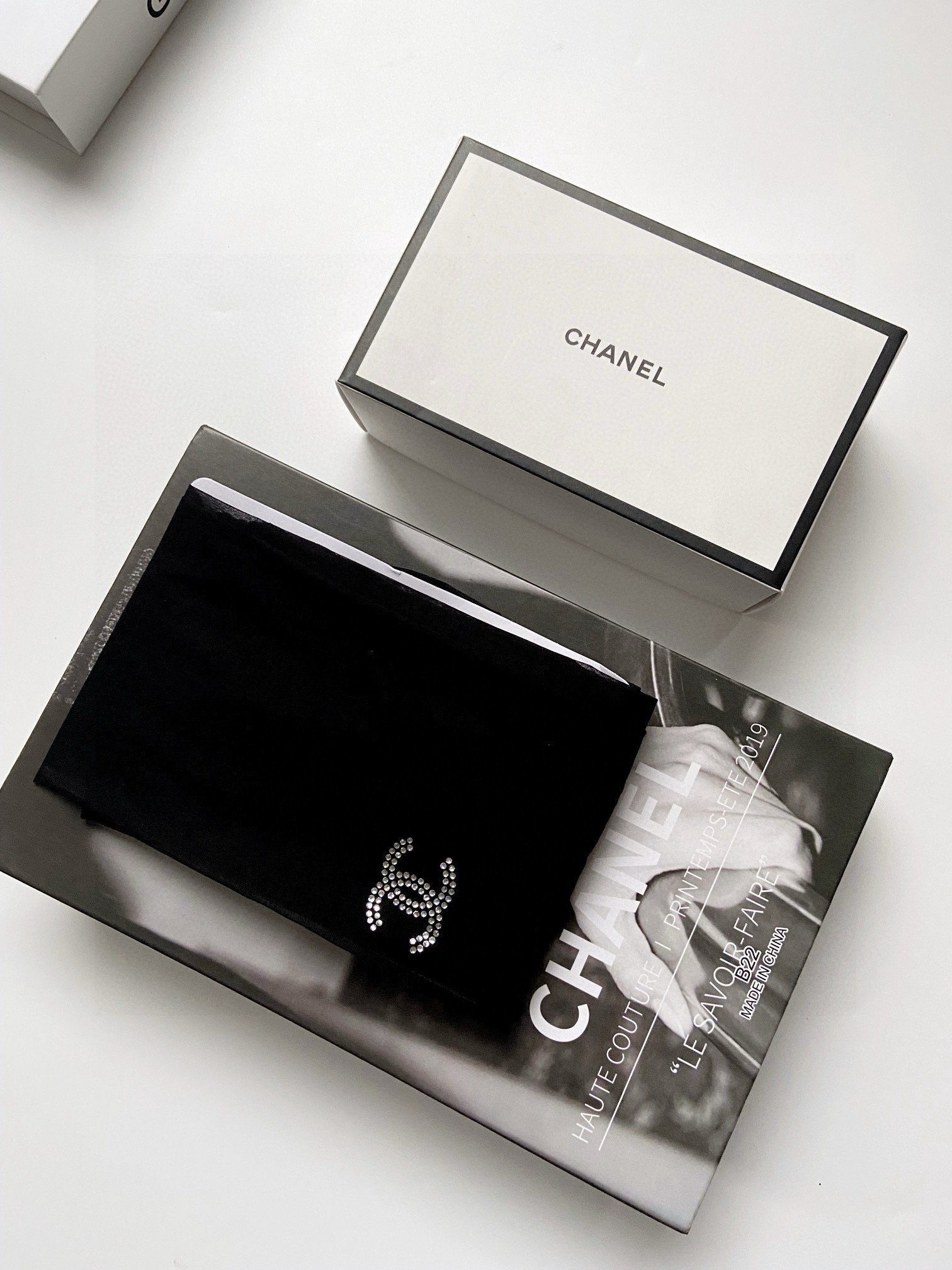  配包装
🌟【一盒一双】
🌟Chanel 香奈儿  爆款水钻 双C 字母 丝袜 🌟好看到爆炸 欧美大牌丝