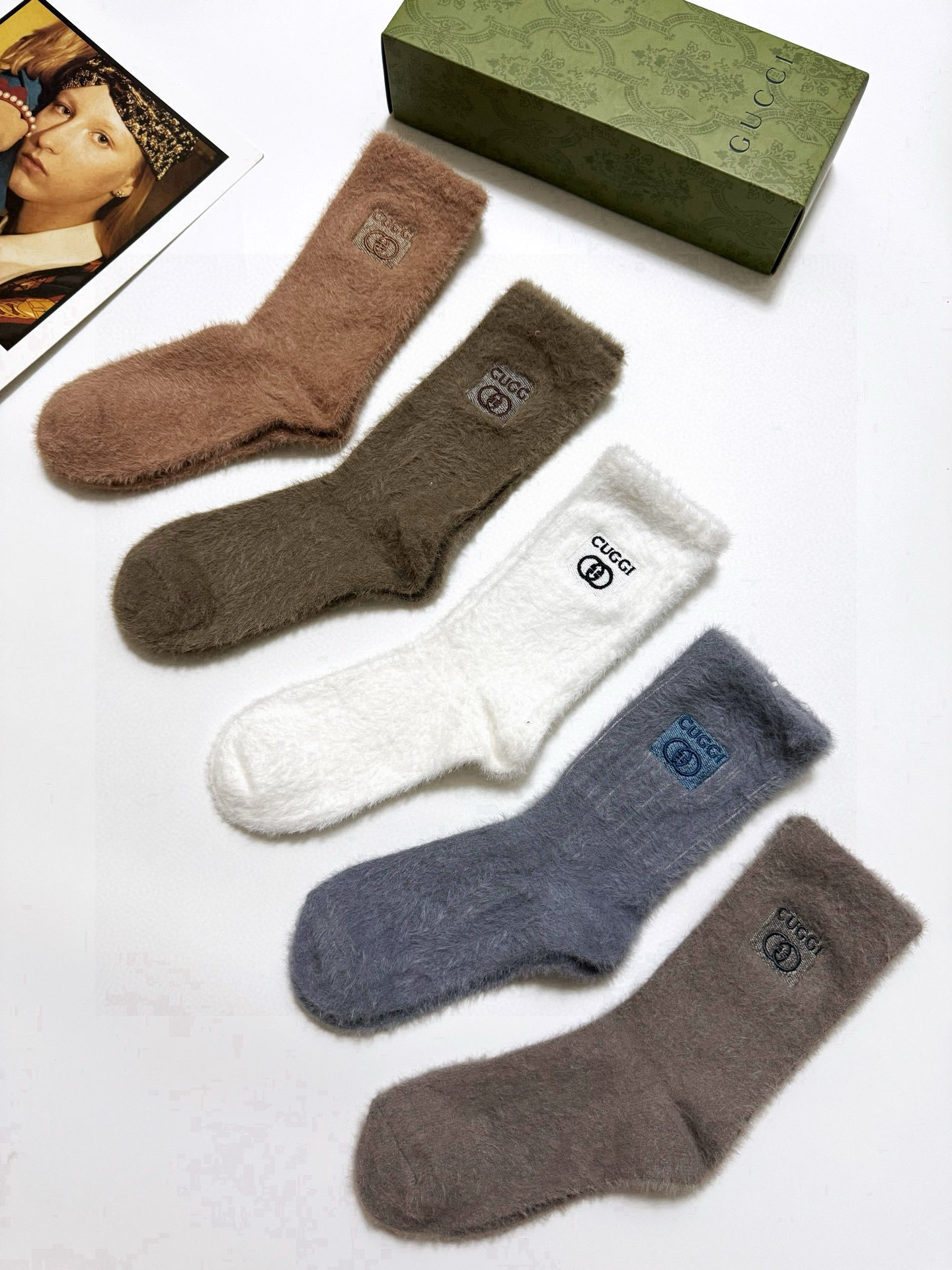  配包装
🌟【一盒5 双】
🌟Gucci 古琦 欧美大牌 经典字母 logo 水貂绒中筒袜  ！超级软糯