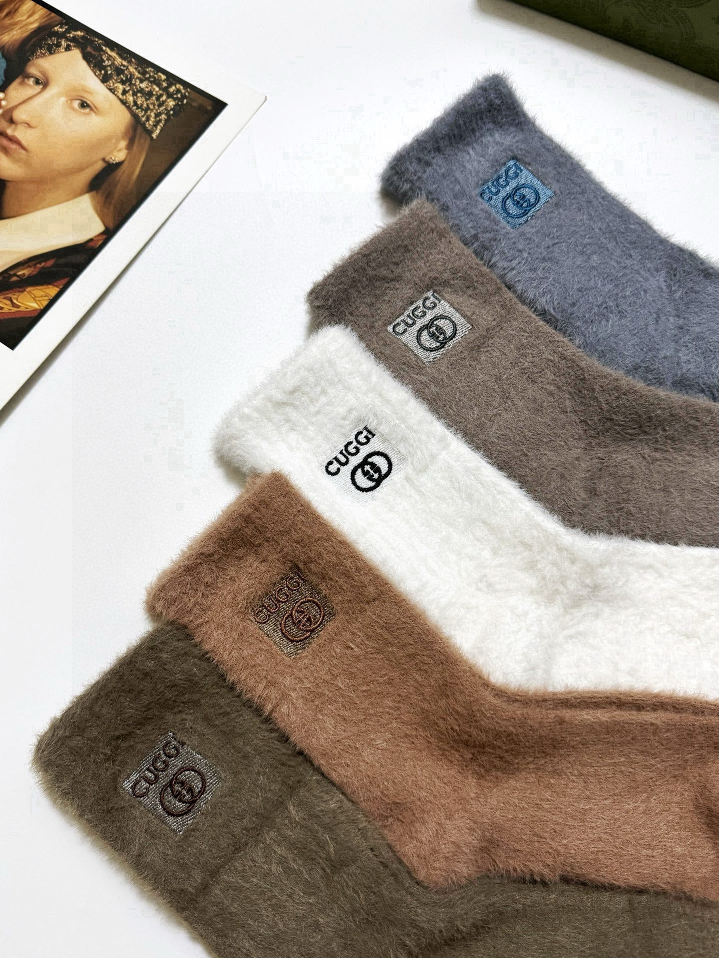  配包装
🌟【一盒5 双】
🌟Gucci 古琦 欧美大牌 经典字母 logo 水貂绒中筒袜  ！超级软糯