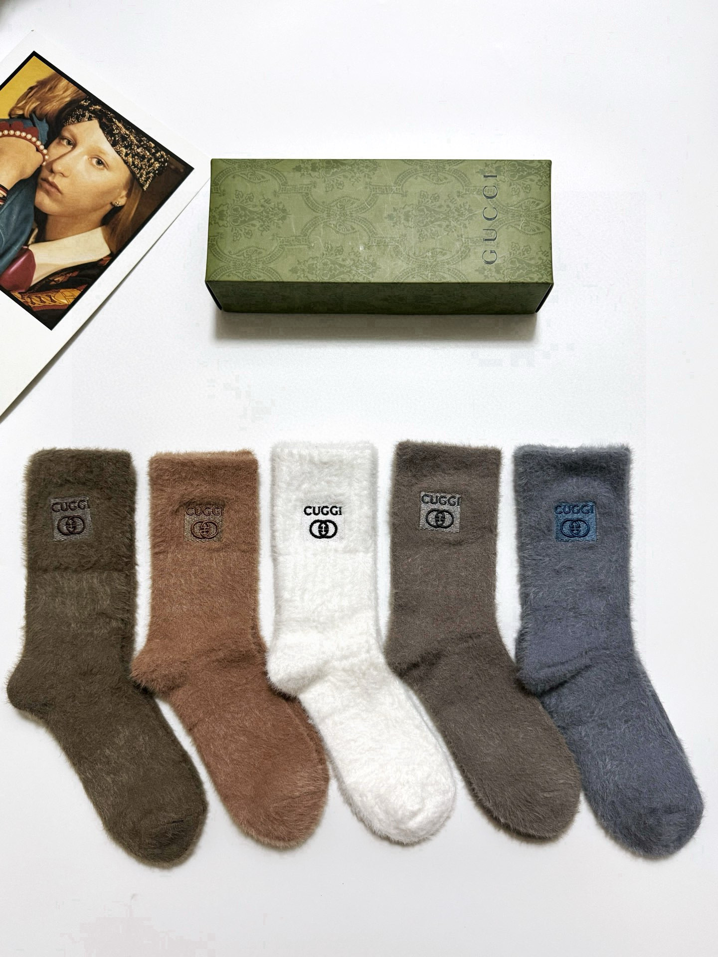  配包装
🌟【一盒5 双】
🌟Gucci 古琦 欧美大牌 经典字母 logo 水貂绒中筒袜  ！超级软糯