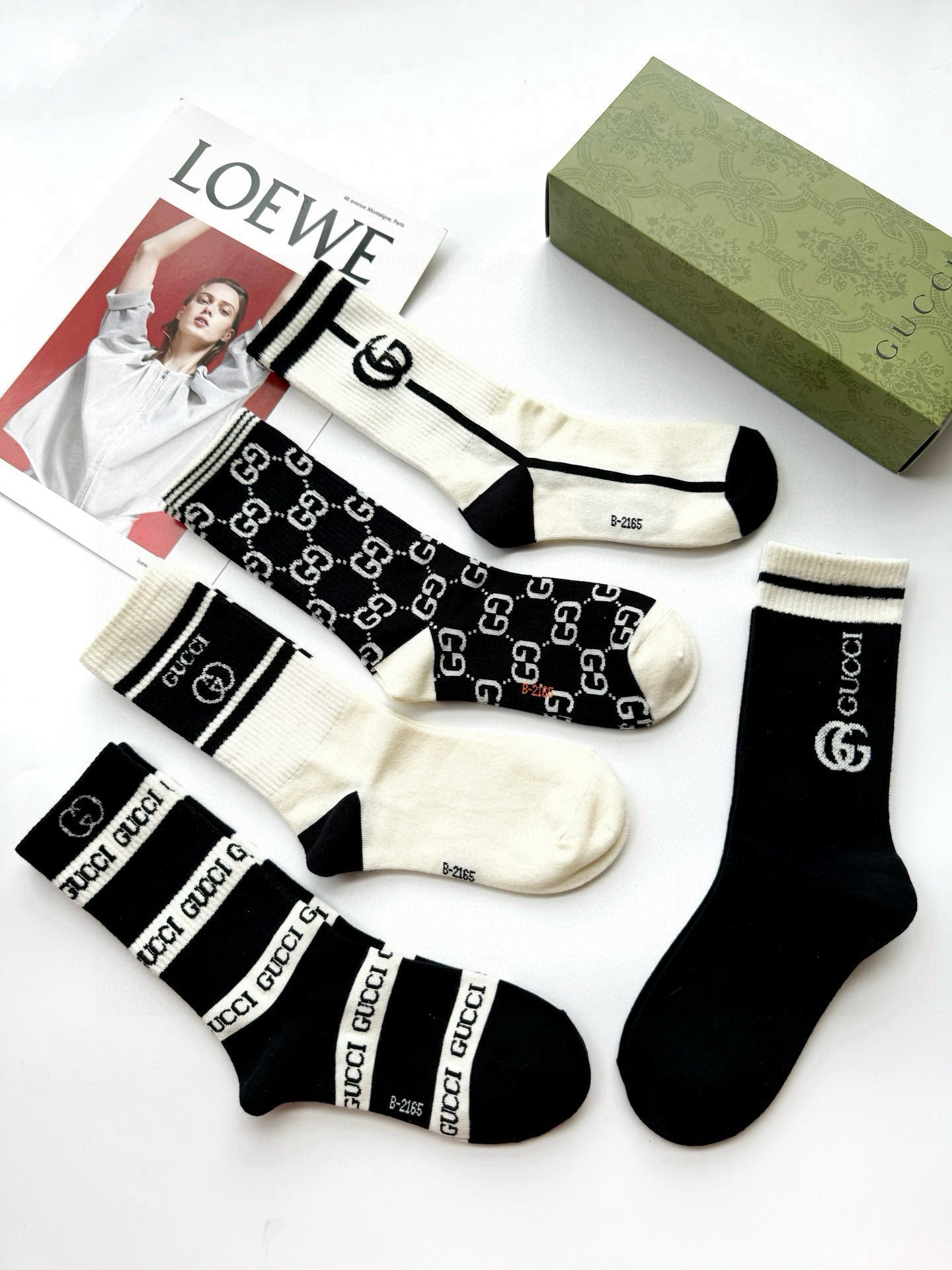  配包装
🌟【一盒5 双】
 🌟Gucci 古琦 经典字母logo 纯棉中筒袜   ，ins超火爆配色 