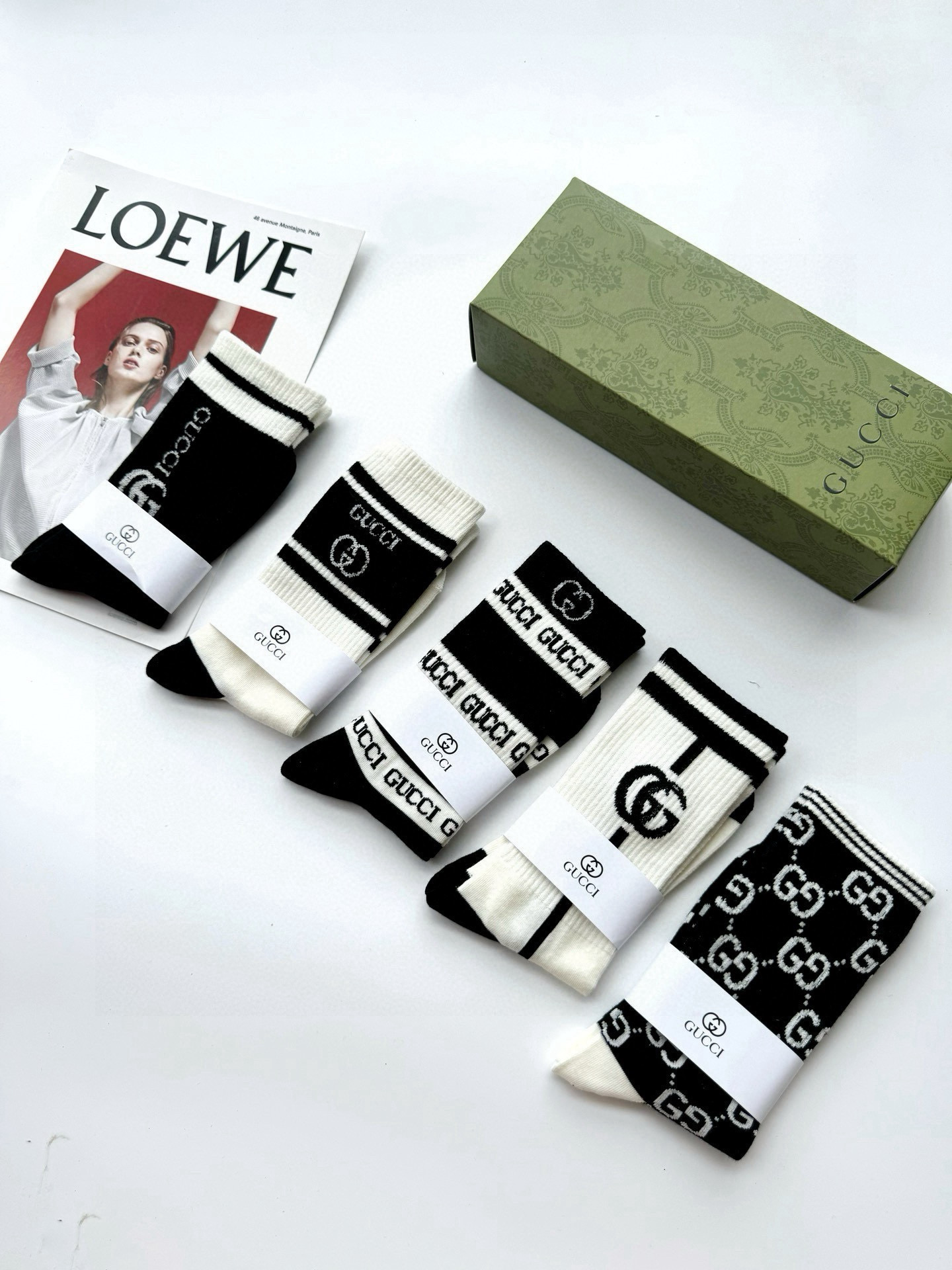 配包装
🌟【一盒5 双】
 🌟Gucci 古琦 经典字母logo 纯棉中筒袜   ，ins超火爆配色 
