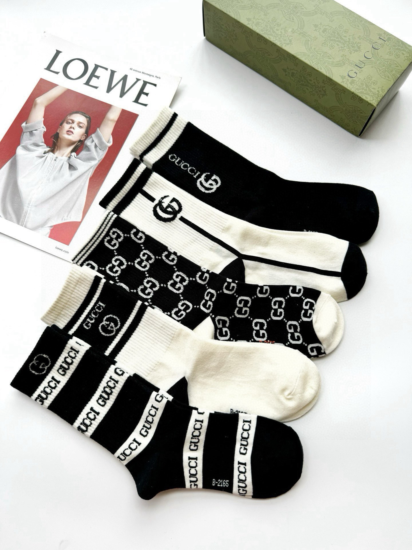  配包装
🌟【一盒5 双】
 🌟Gucci 古琦 经典字母logo 纯棉中筒袜   ，ins超火爆配色 