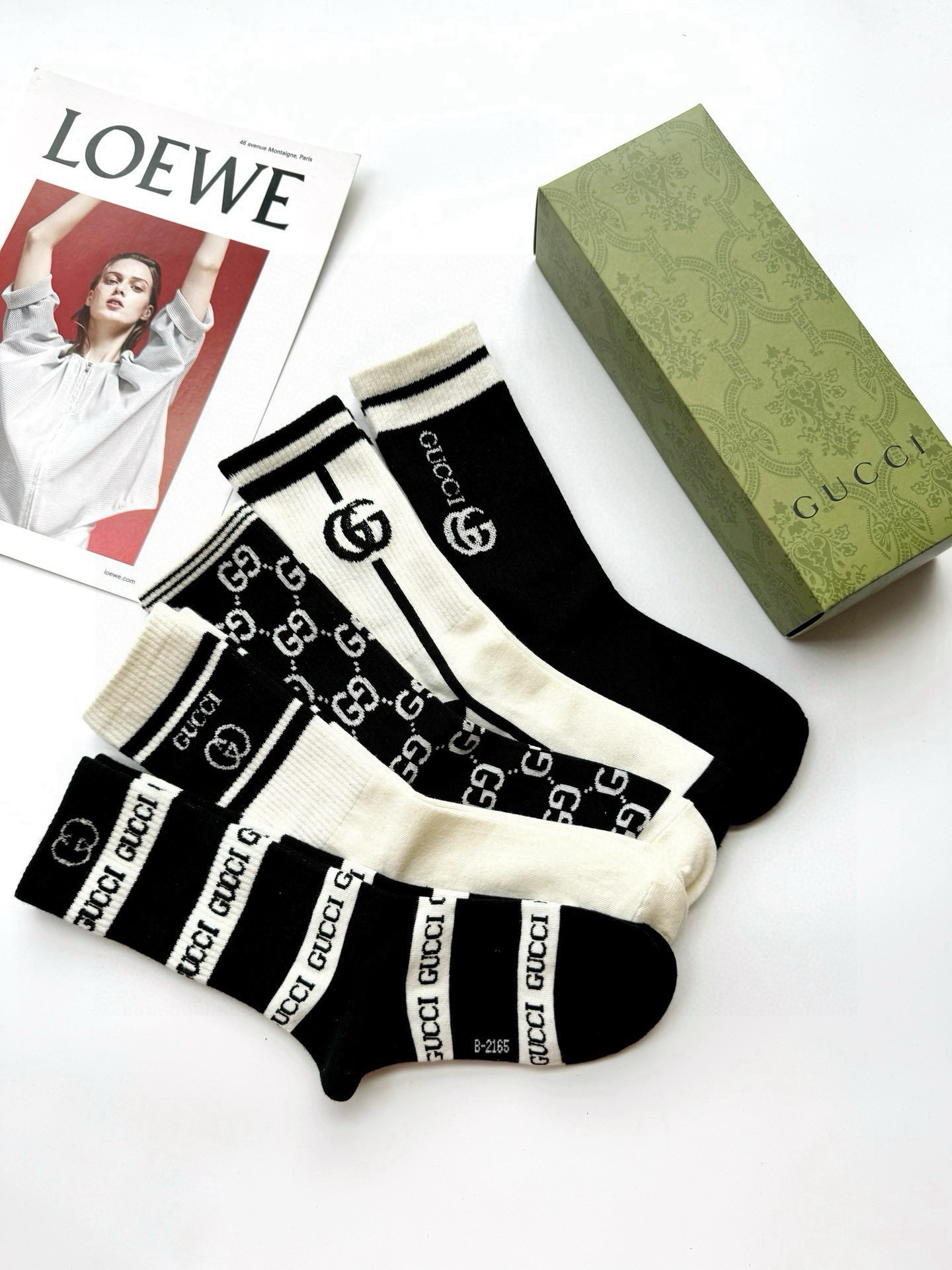  配包装
🌟【一盒5 双】
 🌟Gucci 古琦 经典字母logo 纯棉中筒袜   ，ins超火爆配色 