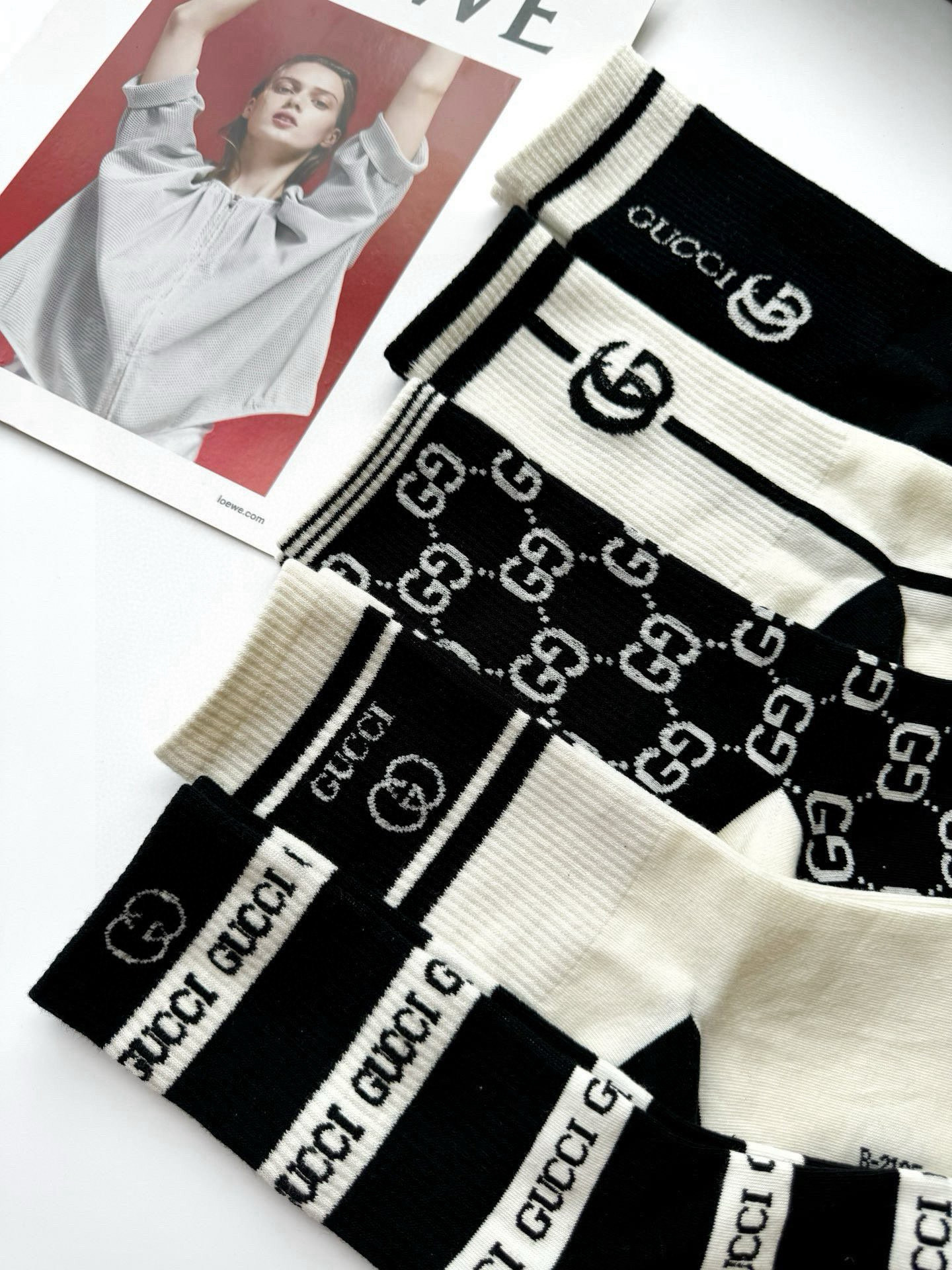 配包装
🌟【一盒5 双】
 🌟Gucci 古琦 经典字母logo 纯棉中筒袜   ，ins超火爆配色 