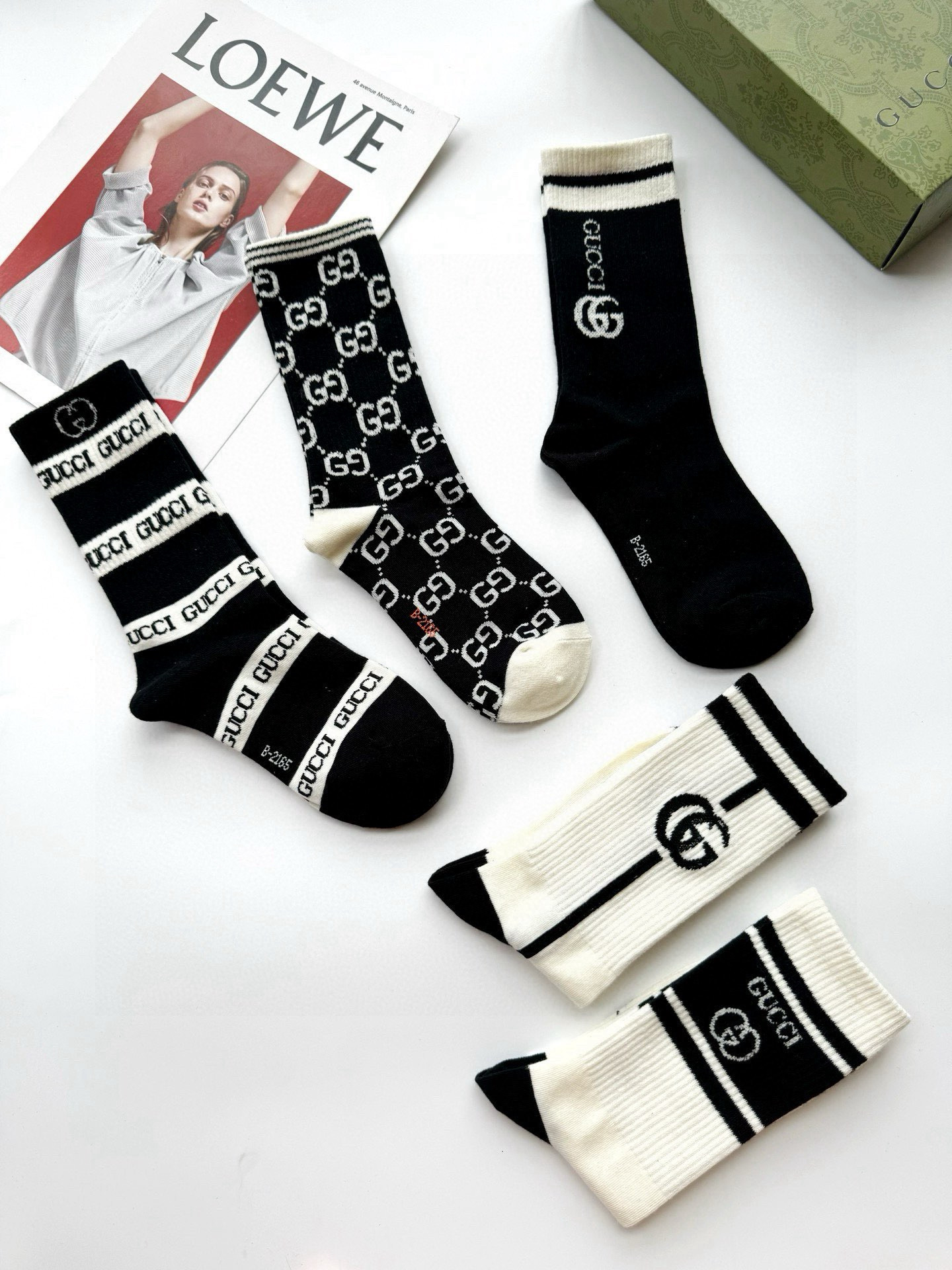  配包装
🌟【一盒5 双】
 🌟Gucci 古琦 经典字母logo 纯棉中筒袜   ，ins超火爆配色 