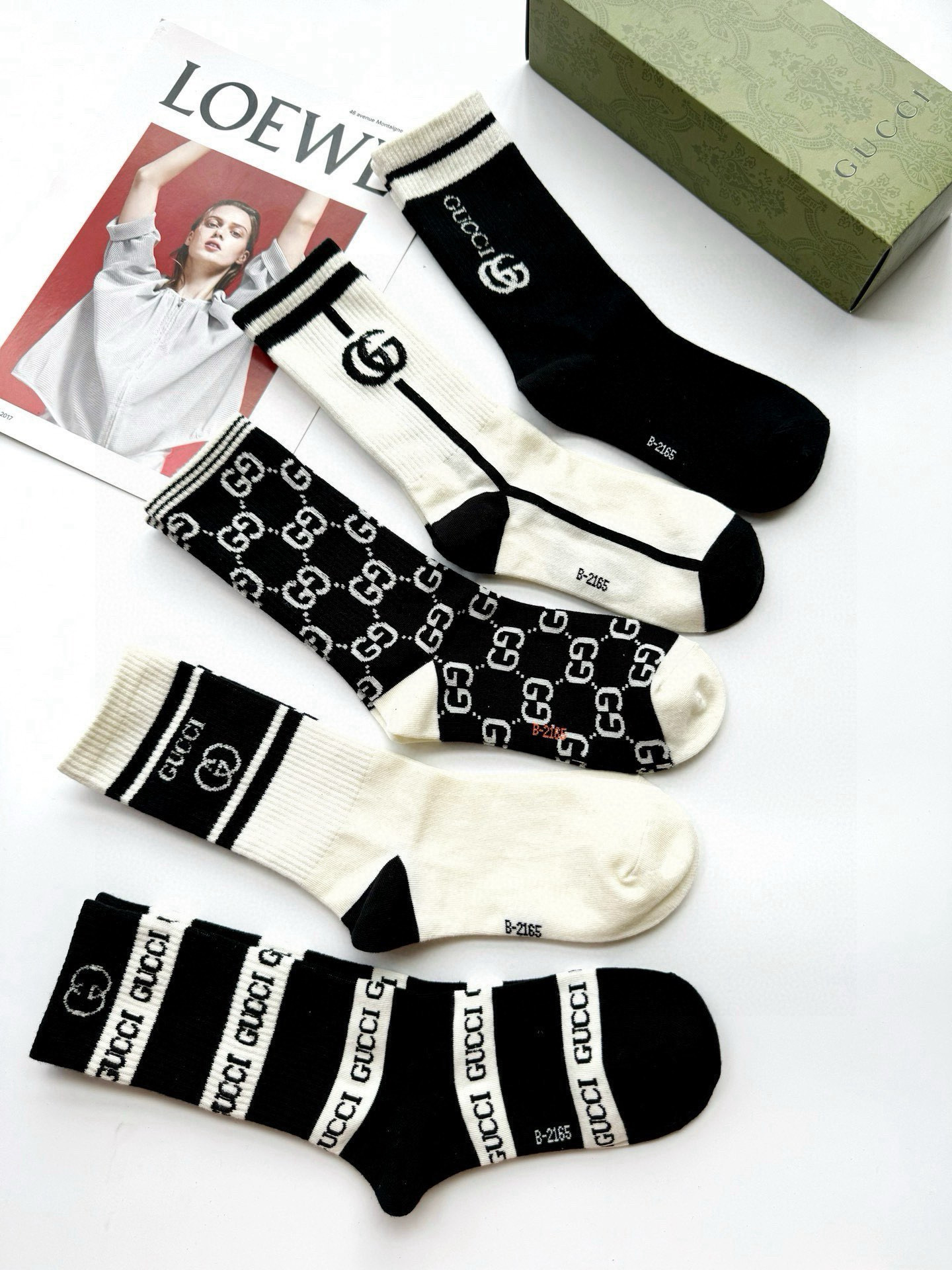  配包装
🌟【一盒5 双】
 🌟Gucci 古琦 经典字母logo 纯棉中筒袜   ，ins超火爆配色 