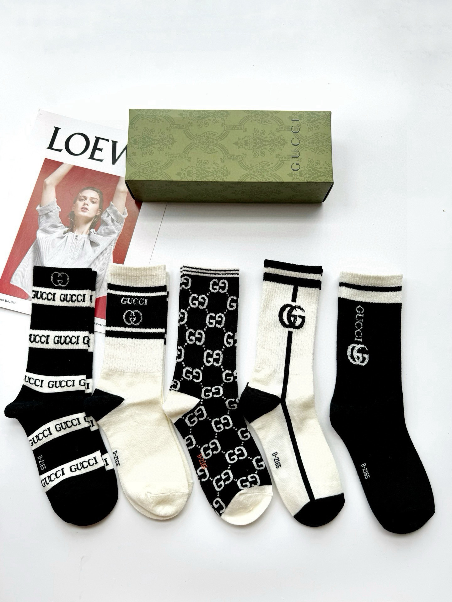  配包装
🌟【一盒5 双】
 🌟Gucci 古琦 经典字母logo 纯棉中筒袜   ，ins超火爆配色 