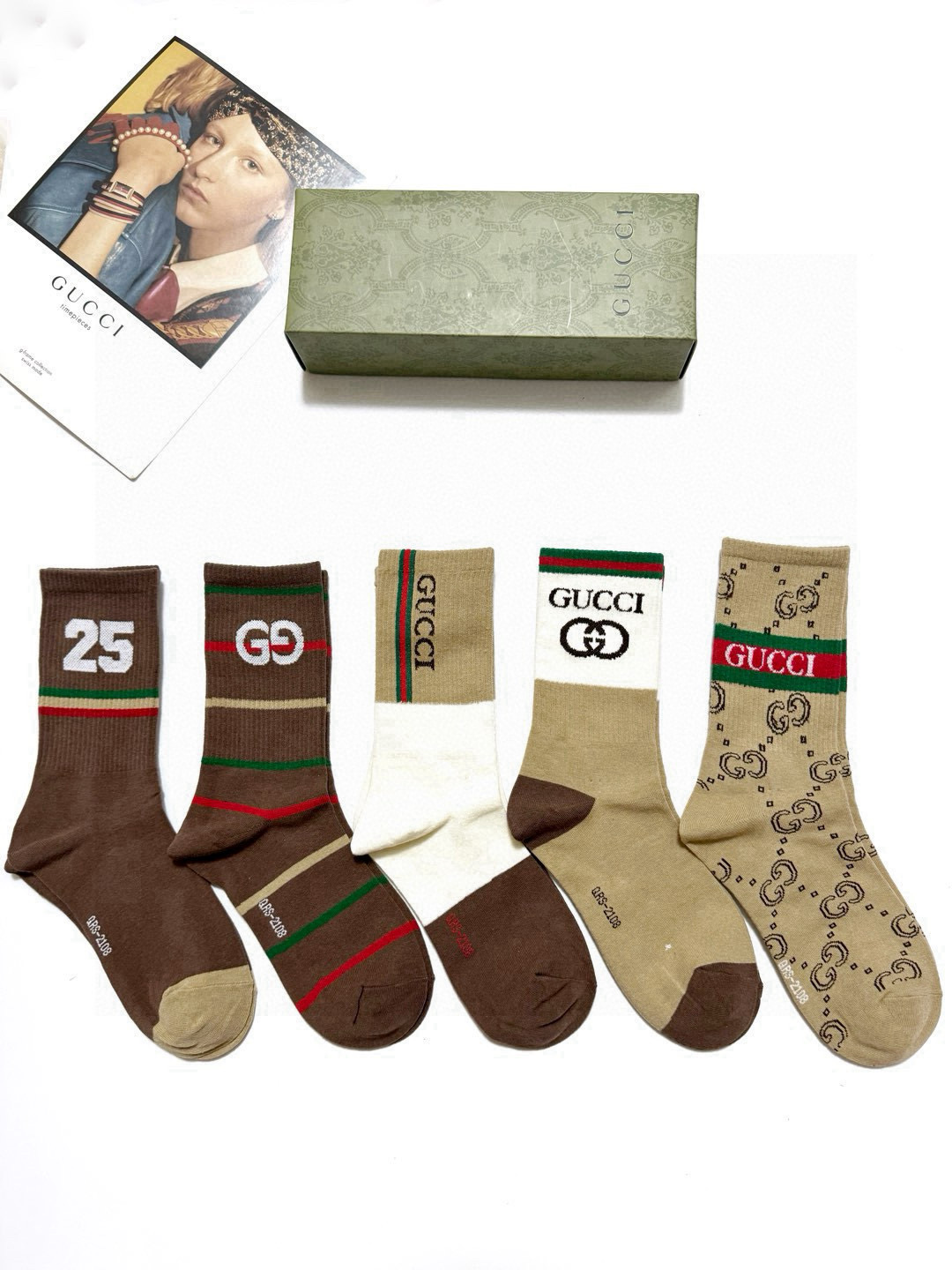   配包装
🌟【一盒5 双】
 🌟Gucci 古琦 经典字母logo 纯棉中筒袜 ，男女同款   ，in