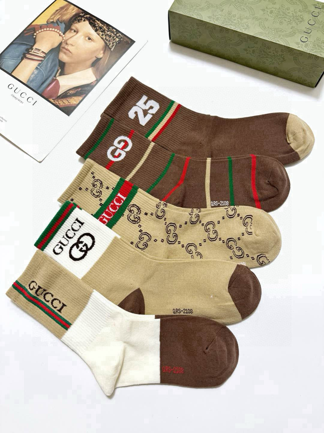   配包装
🌟【一盒5 双】
 🌟Gucci 古琦 经典字母logo 纯棉中筒袜 ，男女同款   ，in
