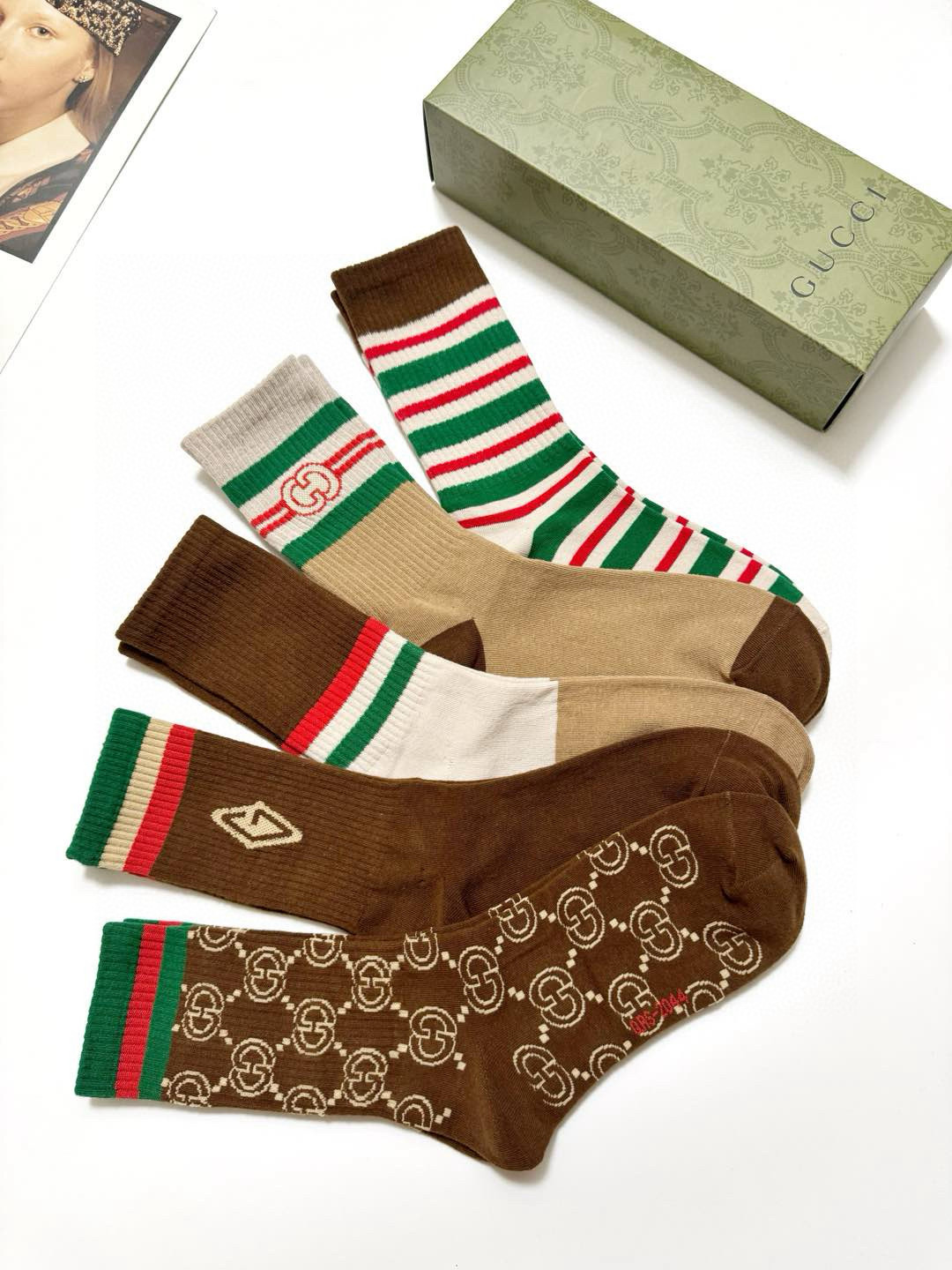   配包装
🌟【一盒5 双】
 🌟Gucci 古琦 经典字母logo 纯棉中筒袜 ，男女同款   ，in