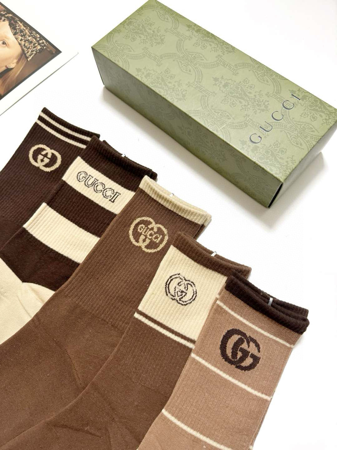   配包装
🌟【一盒5 双】
 🌟Gucci 古琦 经典字母logo 纯棉中筒袜 ，男女同款   ，in