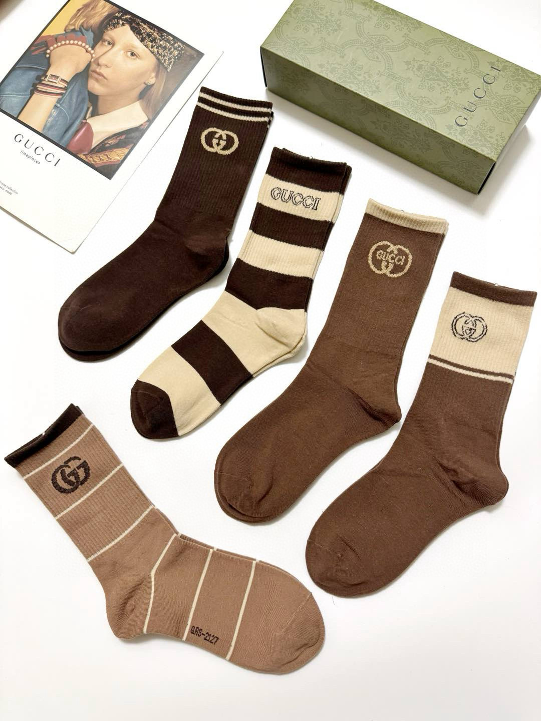   配包装
🌟【一盒5 双】
 🌟Gucci 古琦 经典字母logo 纯棉中筒袜 ，男女同款   ，in