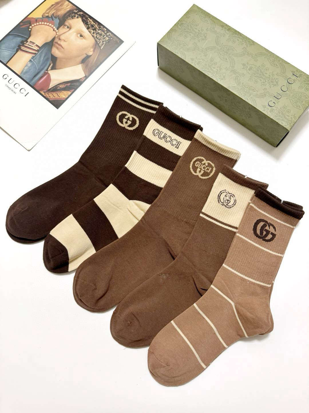   配包装
🌟【一盒5 双】
 🌟Gucci 古琦 经典字母logo 纯棉中筒袜 ，男女同款   ，in