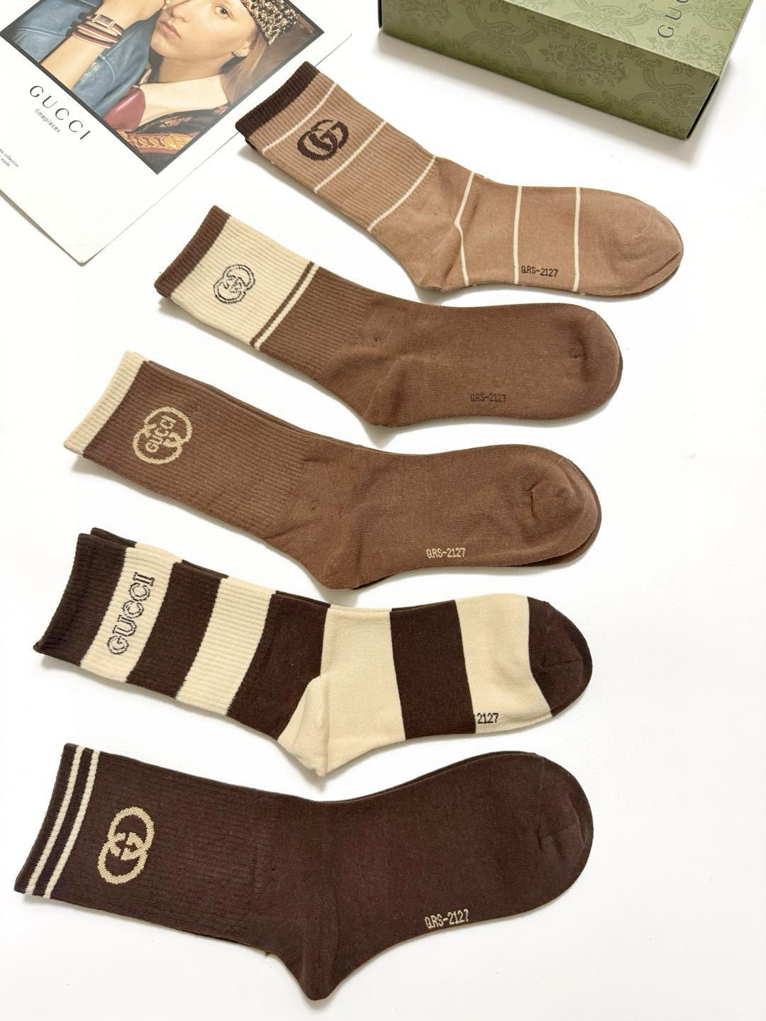  配包装
🌟【一盒5 双】
 🌟Gucci 古琦 经典字母logo 纯棉中筒袜 ，男女同款   ，in