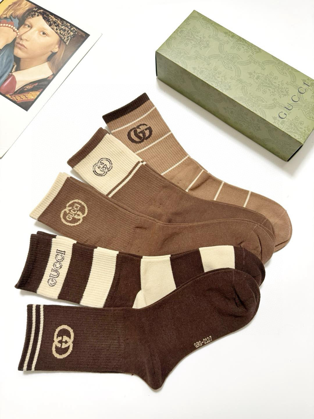   配包装
🌟【一盒5 双】
 🌟Gucci 古琦 经典字母logo 纯棉中筒袜 ，男女同款   ，in