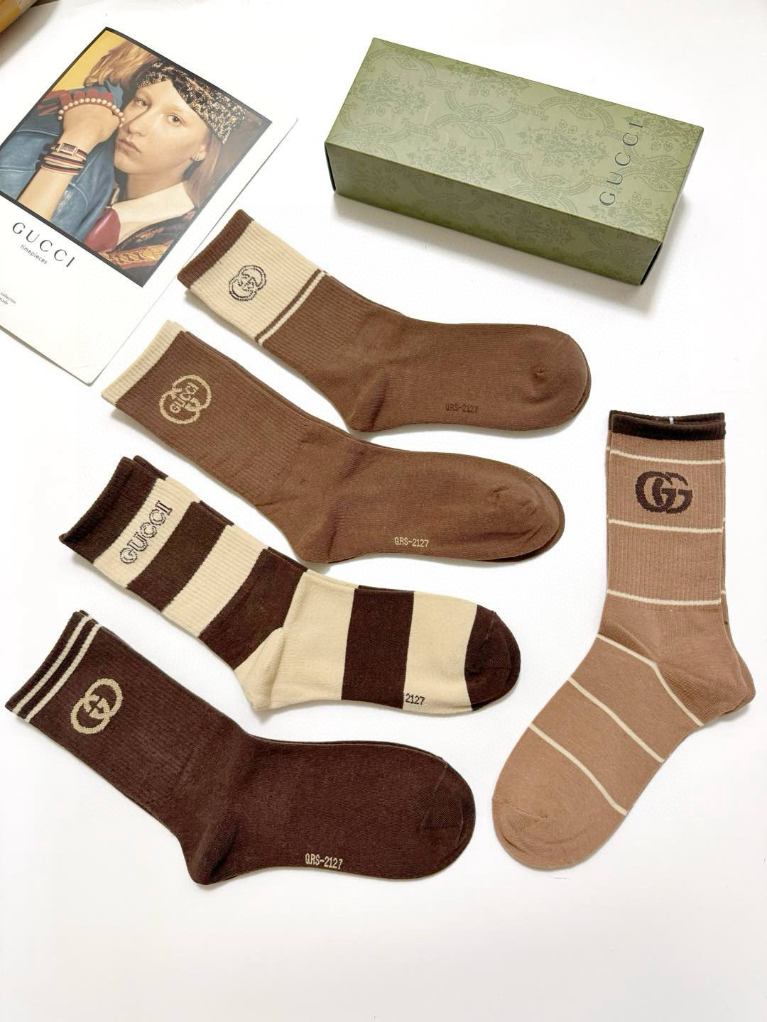   配包装
🌟【一盒5 双】
 🌟Gucci 古琦 经典字母logo 纯棉中筒袜 ，男女同款   ，in