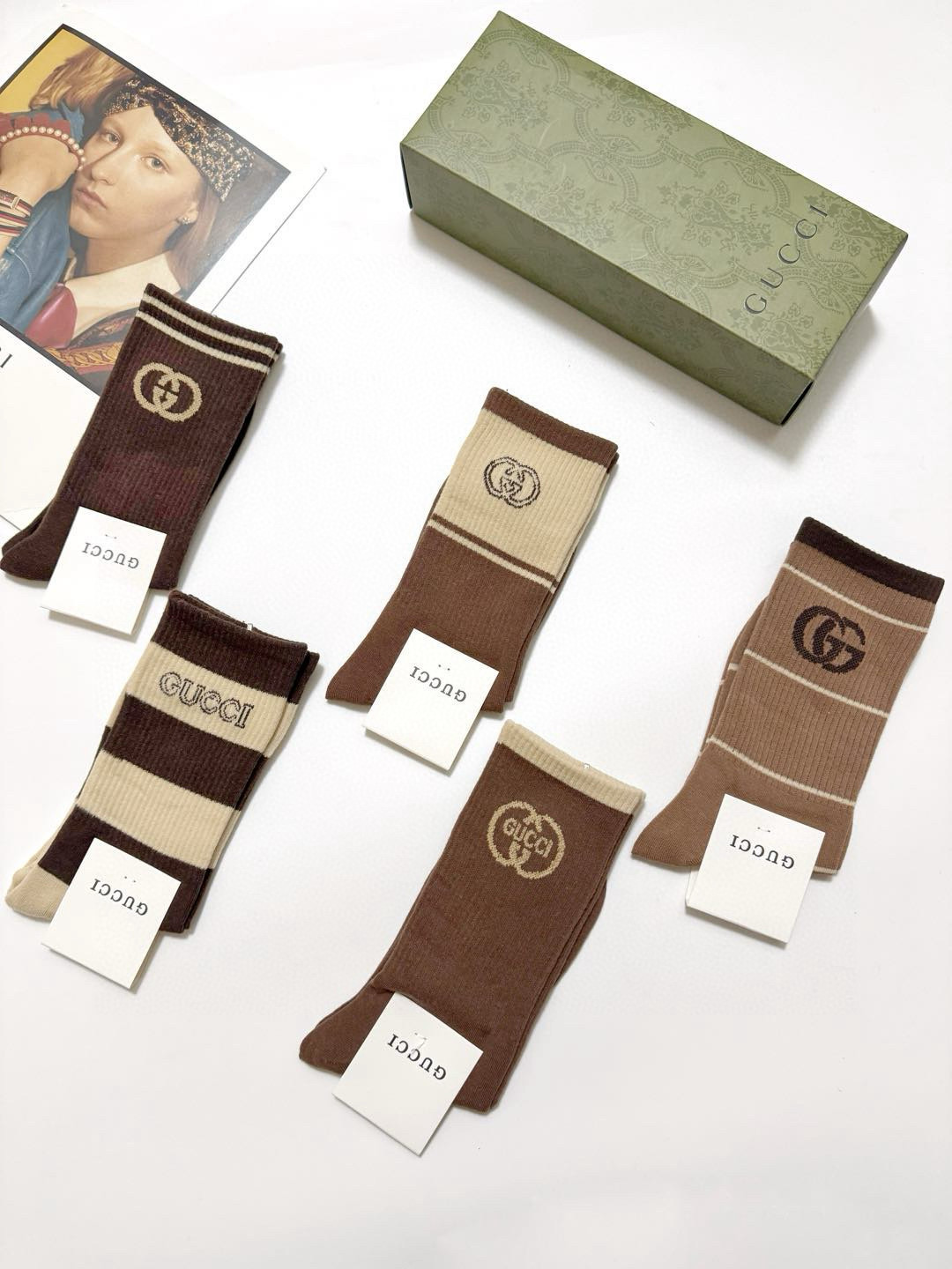   配包装
🌟【一盒5 双】
 🌟Gucci 古琦 经典字母logo 纯棉中筒袜 ，男女同款   ，in