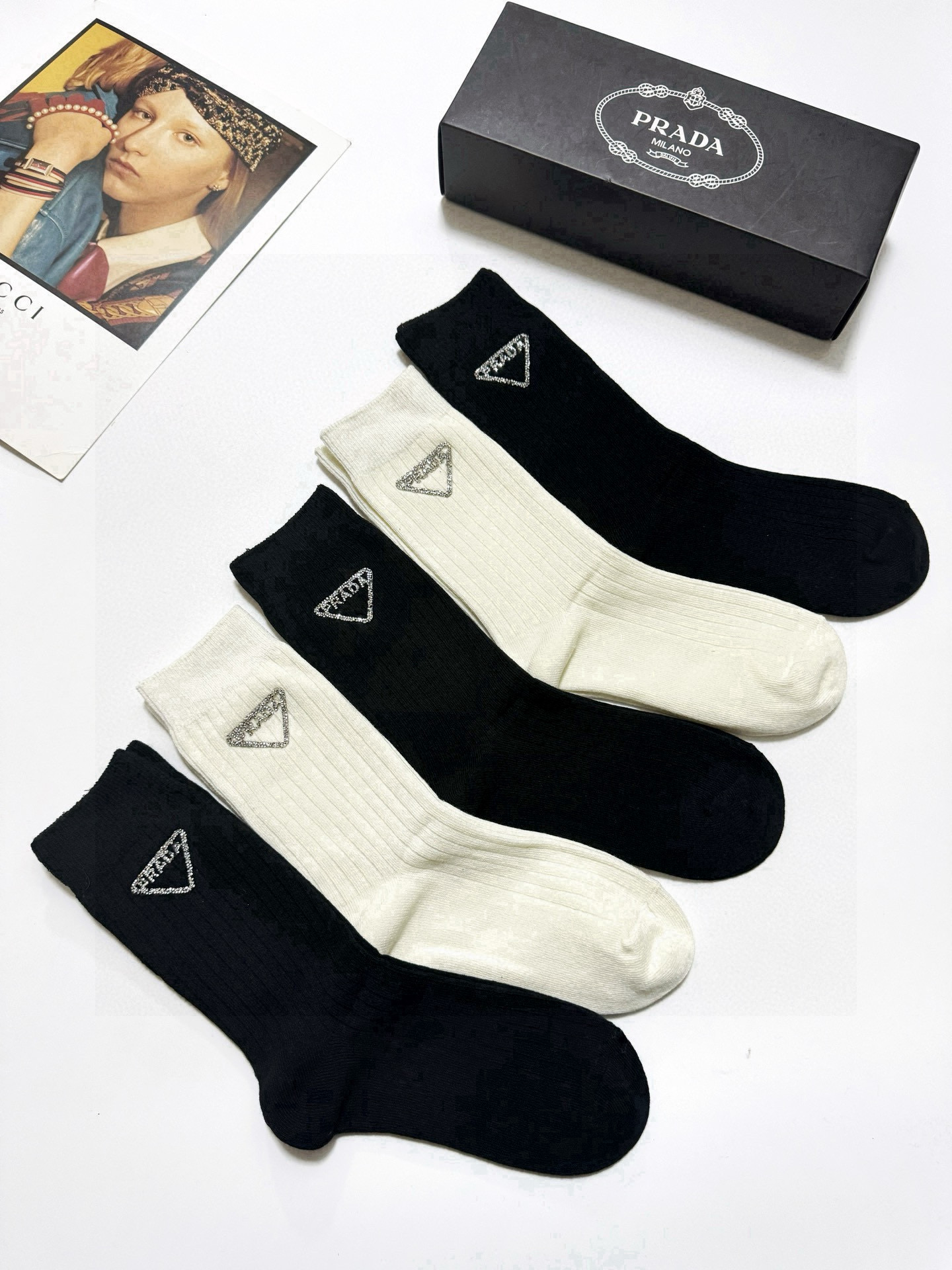  配包装
🌟【一盒5 双】
🌟Prada 普拉达 经典字母 logo双针针织 中筒袜  ！超级软糯亲肤！