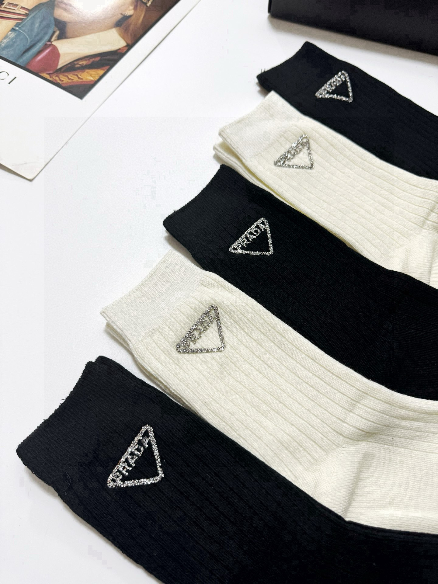  配包装
🌟【一盒5 双】
🌟Prada 普拉达 经典字母 logo双针针织 中筒袜  ！超级软糯亲肤！