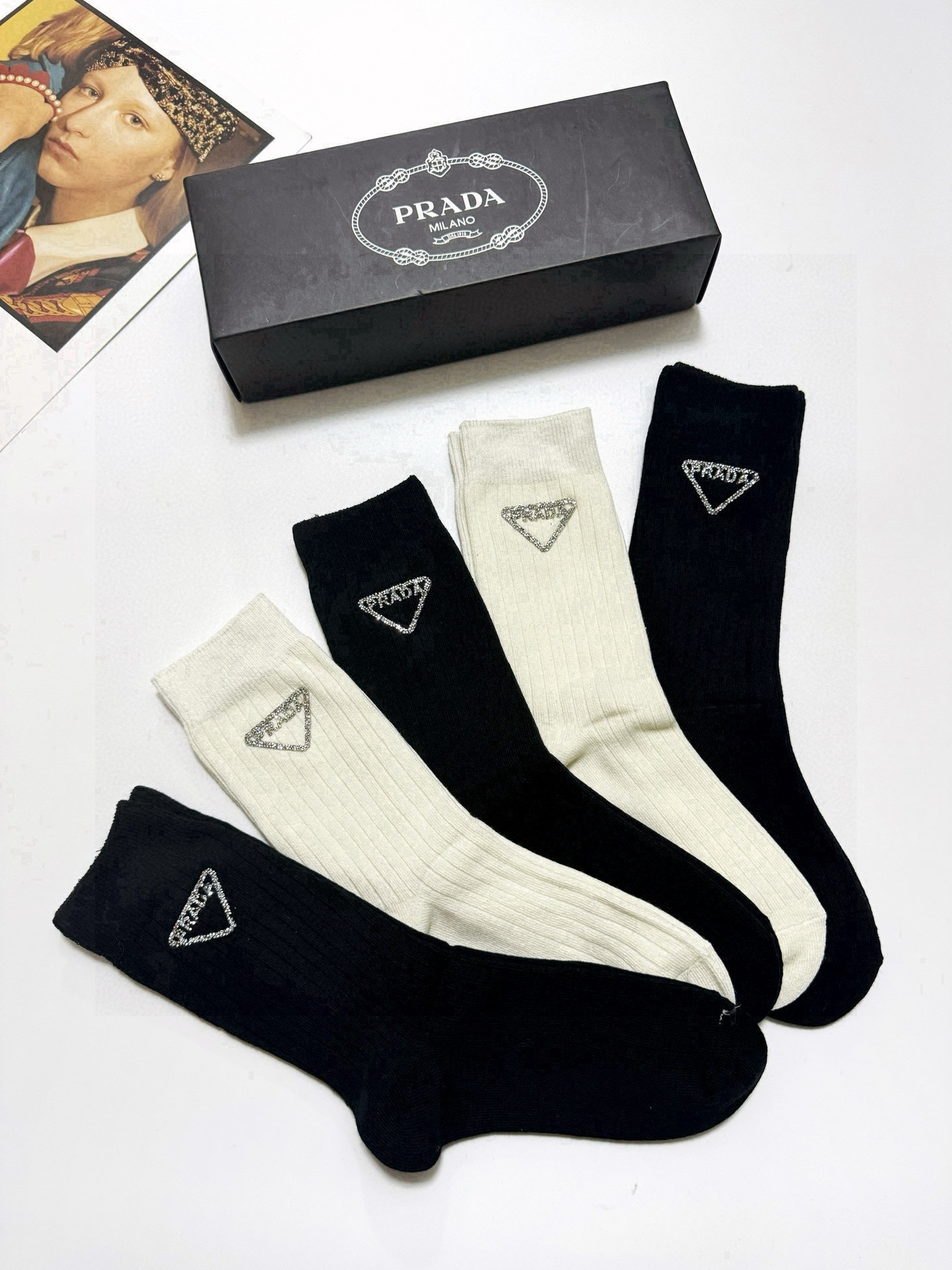  配包装
🌟【一盒5 双】
🌟Prada 普拉达 经典字母 logo双针针织 中筒袜  ！超级软糯亲肤！
