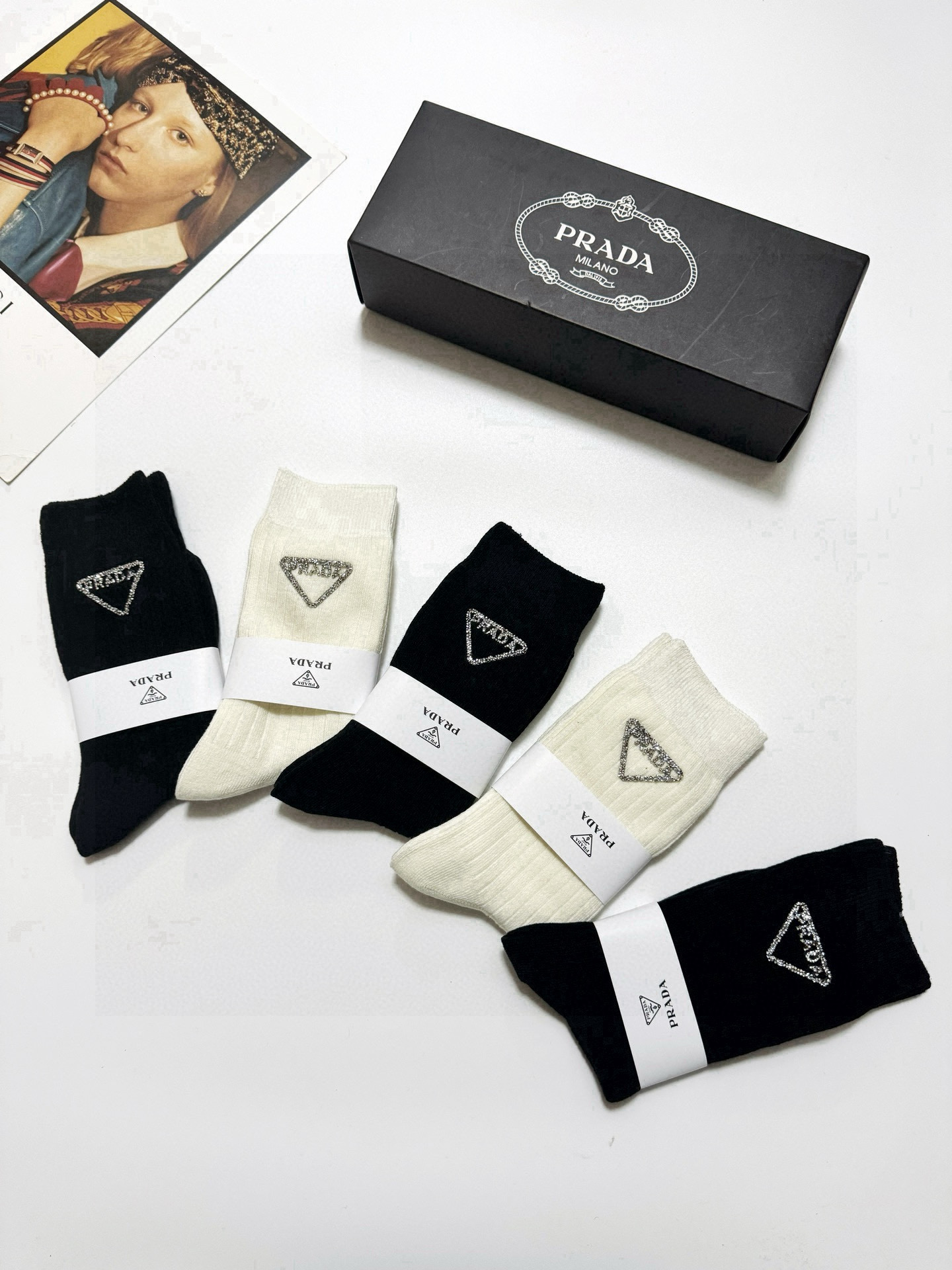  配包装
🌟【一盒5 双】
🌟Prada 普拉达 经典字母 logo双针针织 中筒袜  ！超级软糯亲肤！
