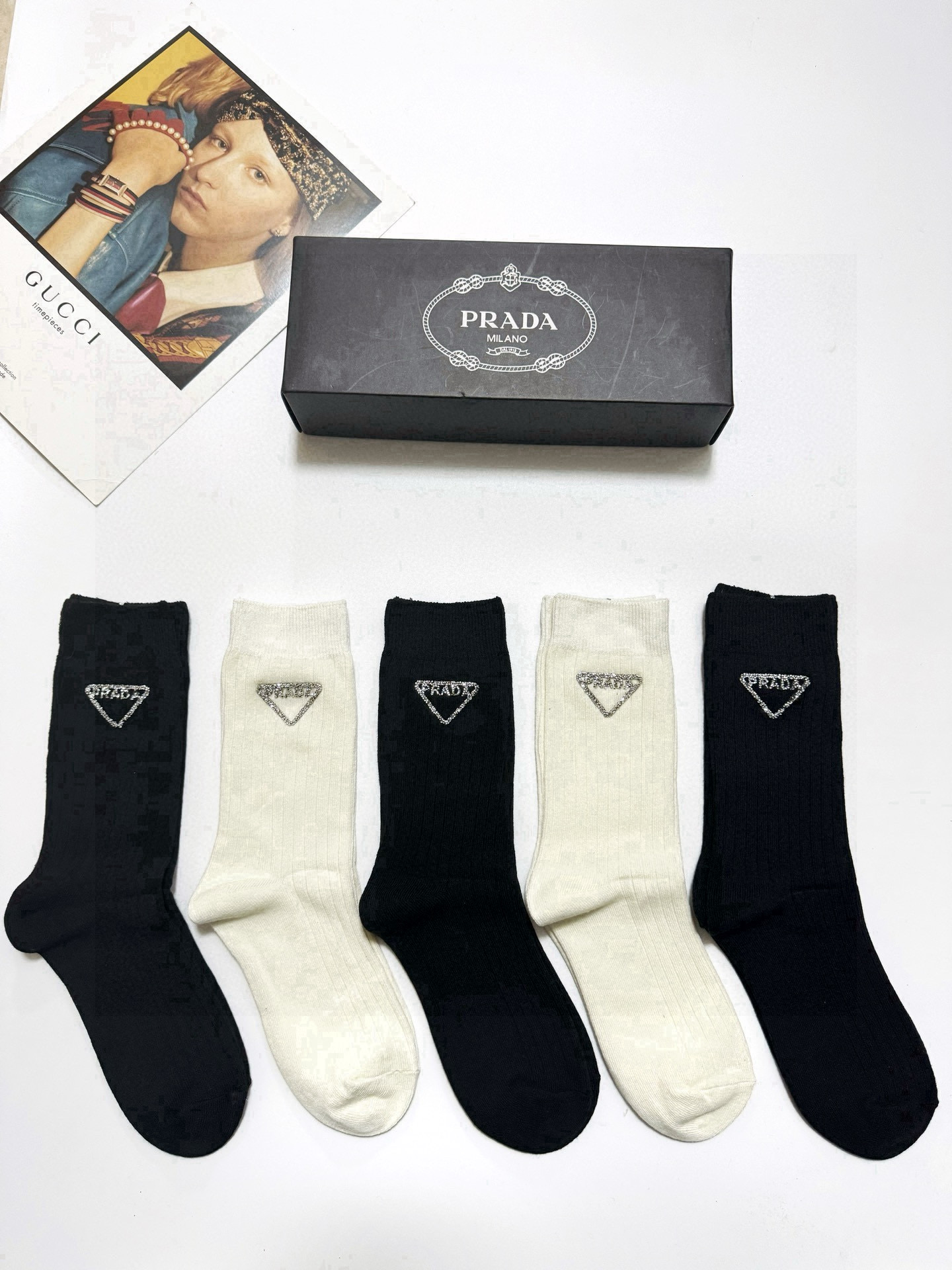 配包装
🌟【一盒5 双】
🌟Prada 普拉达 经典字母 logo双针针织 中筒袜  ！超级软糯亲肤！