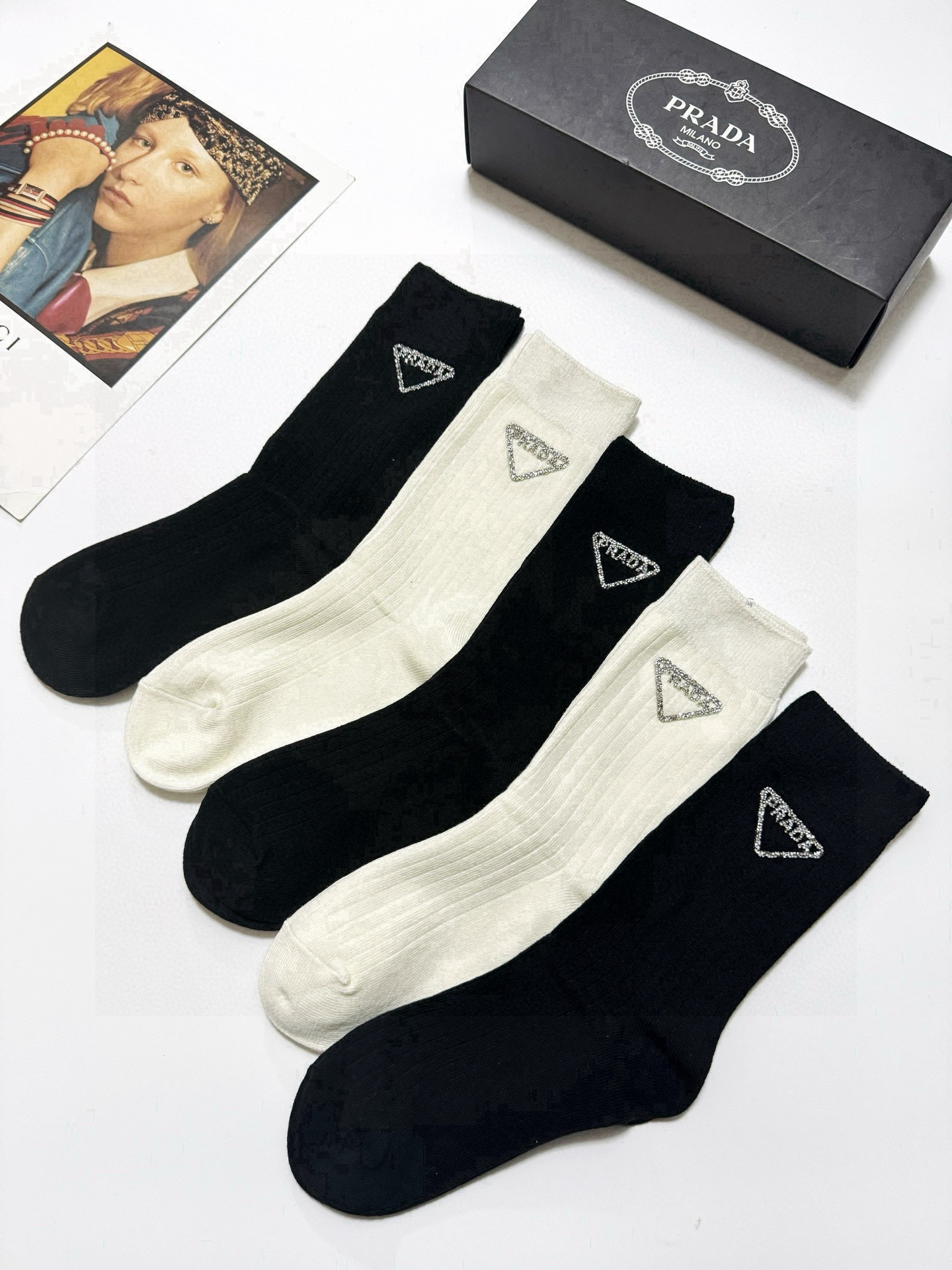  配包装
🌟【一盒5 双】
🌟Prada 普拉达 经典字母 logo双针针织 中筒袜  ！超级软糯亲肤！