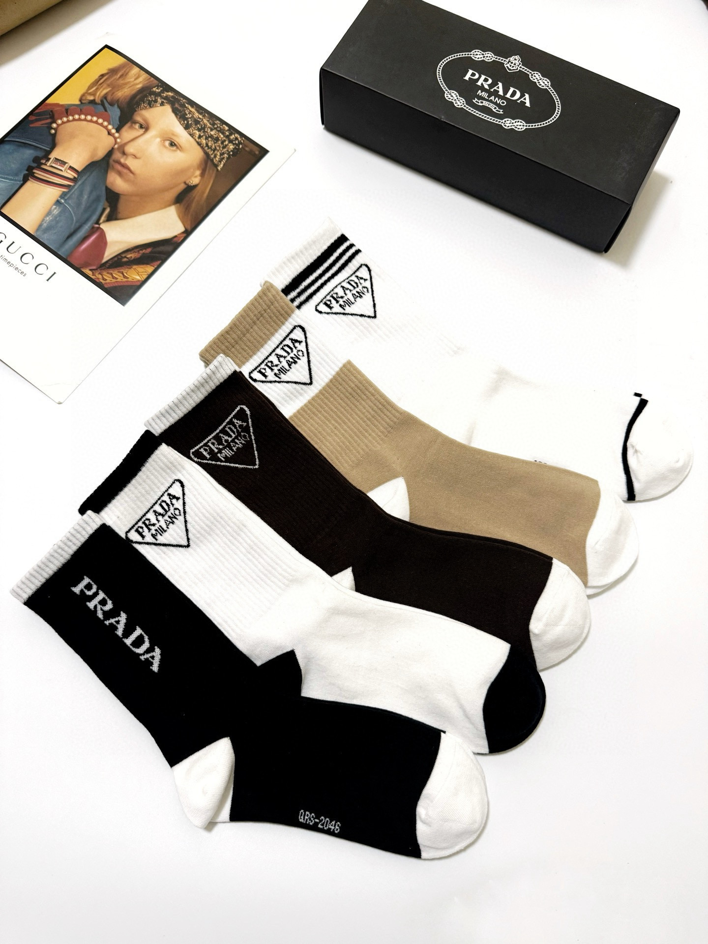   配包装
🌟【一盒5 双】
🌟Prada 普拉达 经典字母 logo纯棉 中筒袜  ！超级软糯亲肤！
