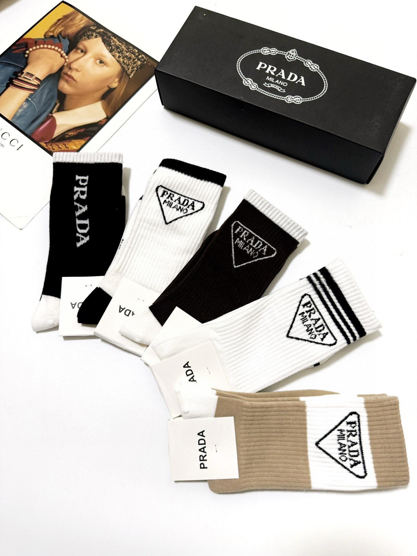   配包装
🌟【一盒5 双】
🌟Prada 普拉达 经典字母 logo纯棉 中筒袜  ！超级软糯亲肤！
