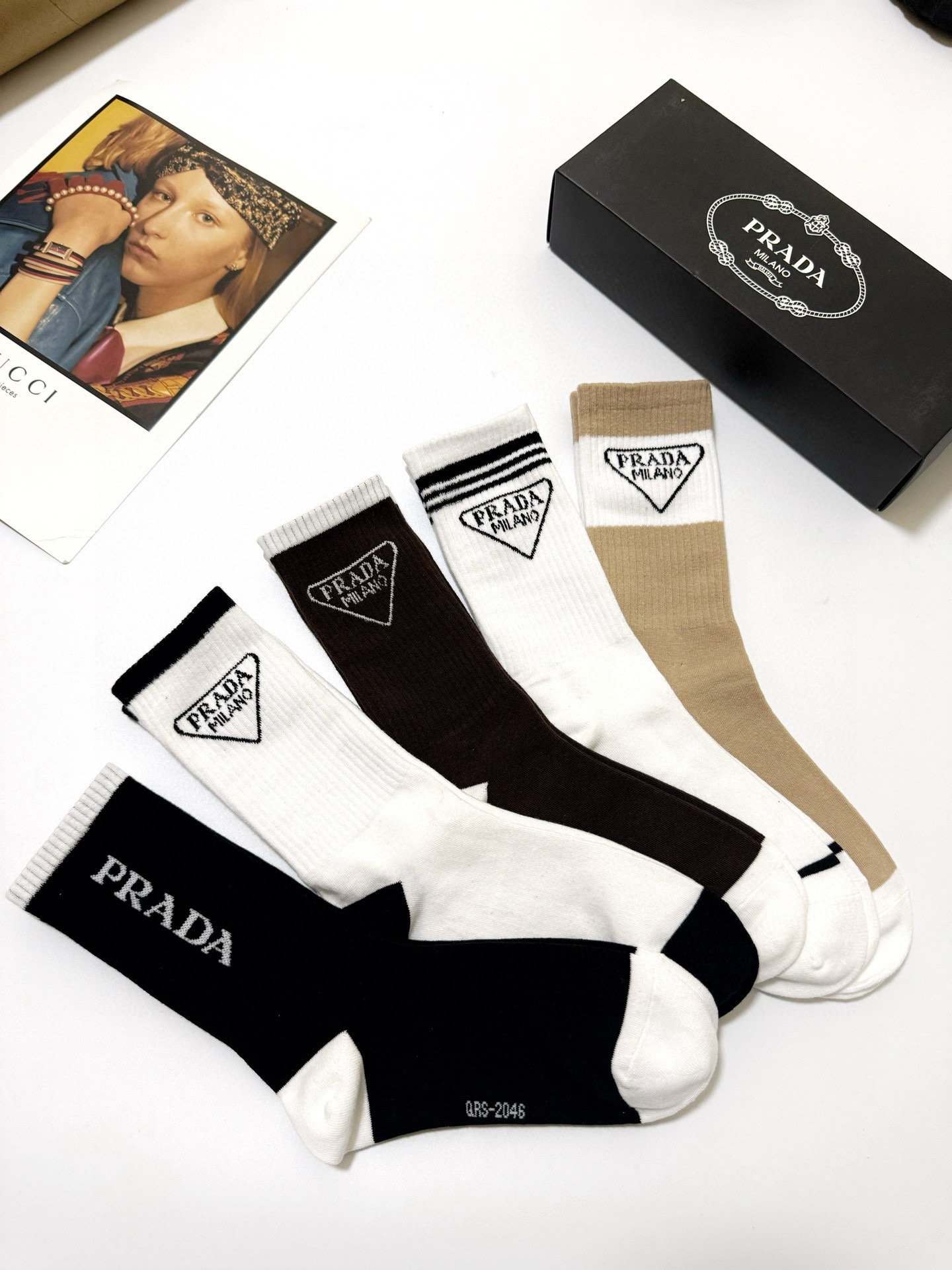   配包装
🌟【一盒5 双】
🌟Prada 普拉达 经典字母 logo纯棉 中筒袜  ！超级软糯亲肤！
