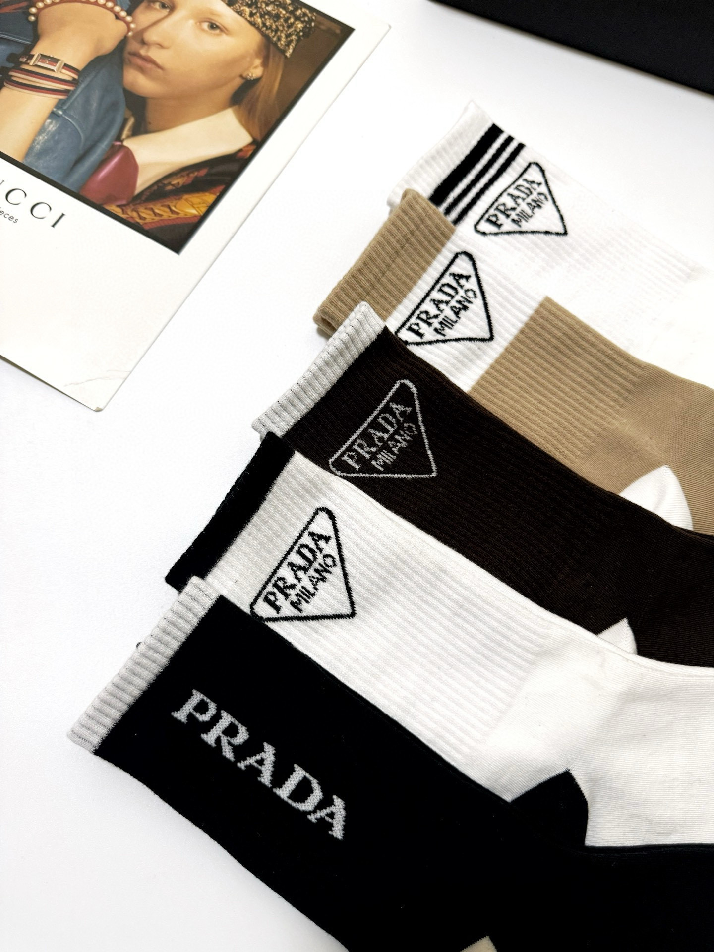   配包装
🌟【一盒5 双】
🌟Prada 普拉达 经典字母 logo纯棉 中筒袜  ！超级软糯亲肤！
