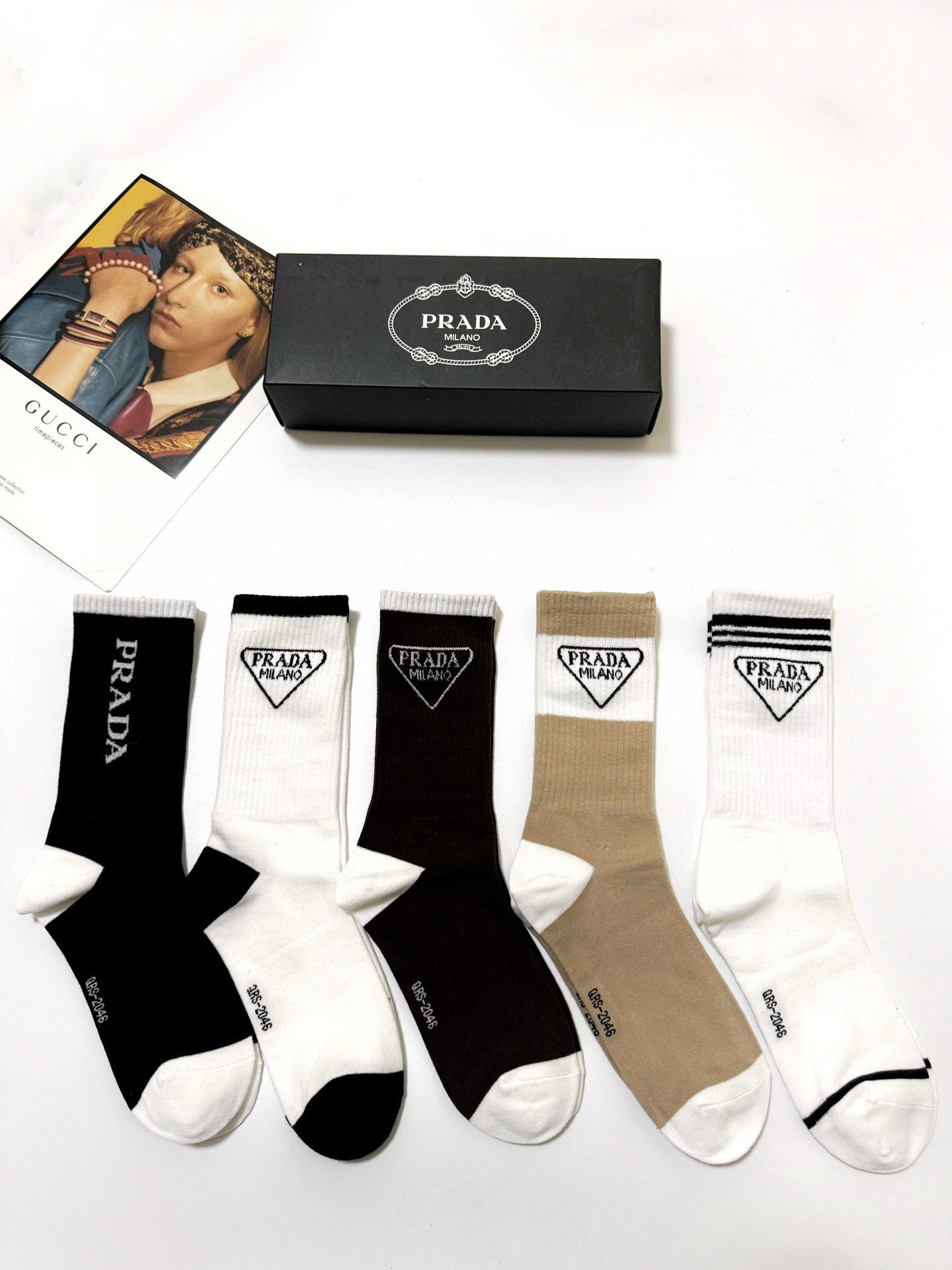   配包装
🌟【一盒5 双】
🌟Prada 普拉达 经典字母 logo纯棉 中筒袜  ！超级软糯亲肤！
