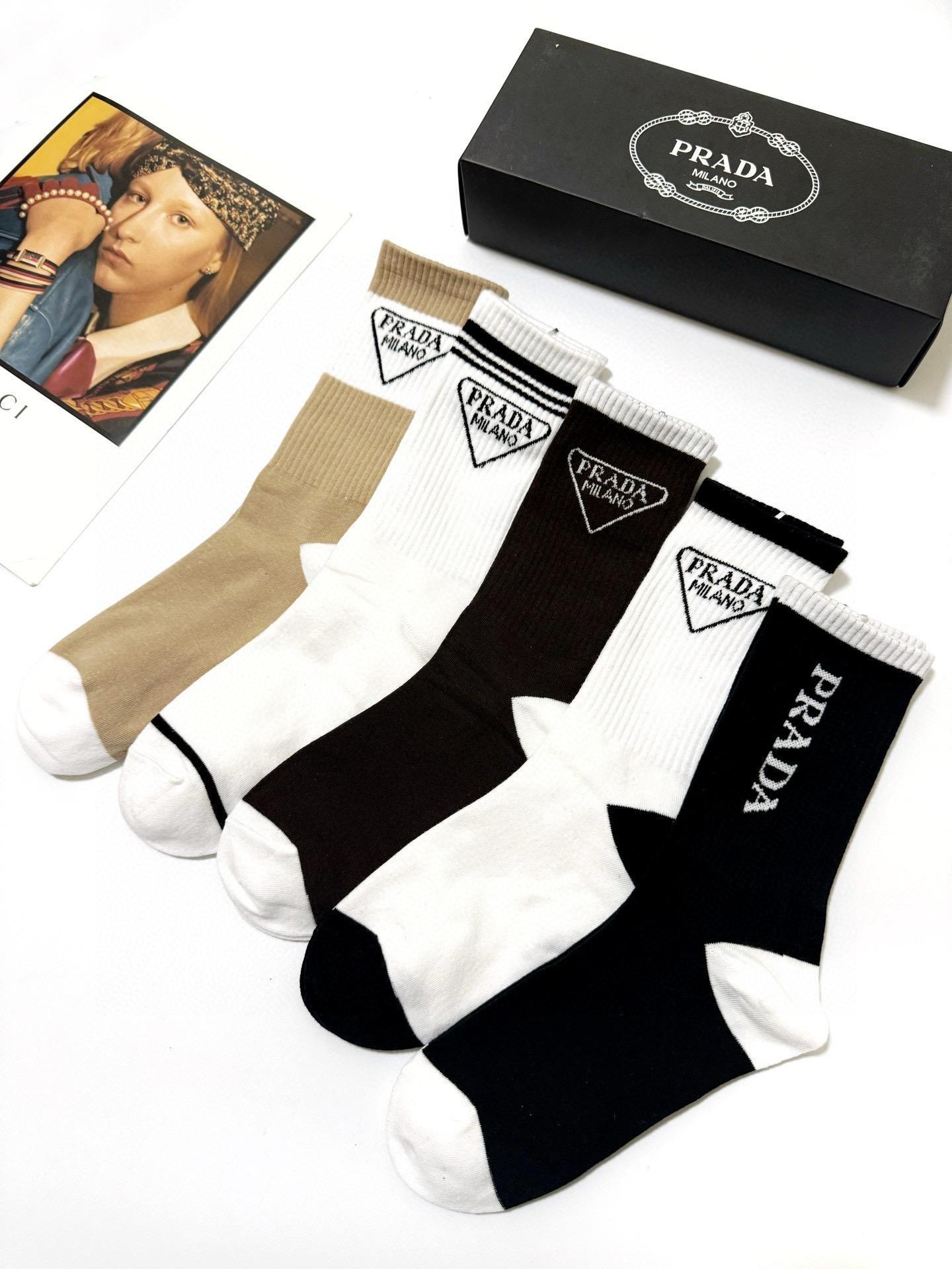   配包装
🌟【一盒5 双】
🌟Prada 普拉达 经典字母 logo纯棉 中筒袜  ！超级软糯亲肤！
