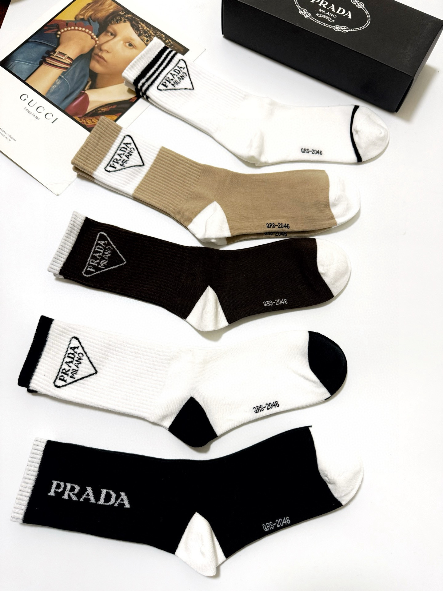   配包装
🌟【一盒5 双】
🌟Prada 普拉达 经典字母 logo纯棉 中筒袜  ！超级软糯亲肤！
