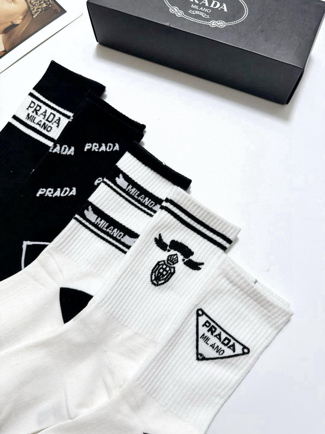   配包装
🌟【一盒5 双】
🌟Prada 普拉达 经典字母 logo纯棉 中筒袜  ！超级软糯亲肤！

