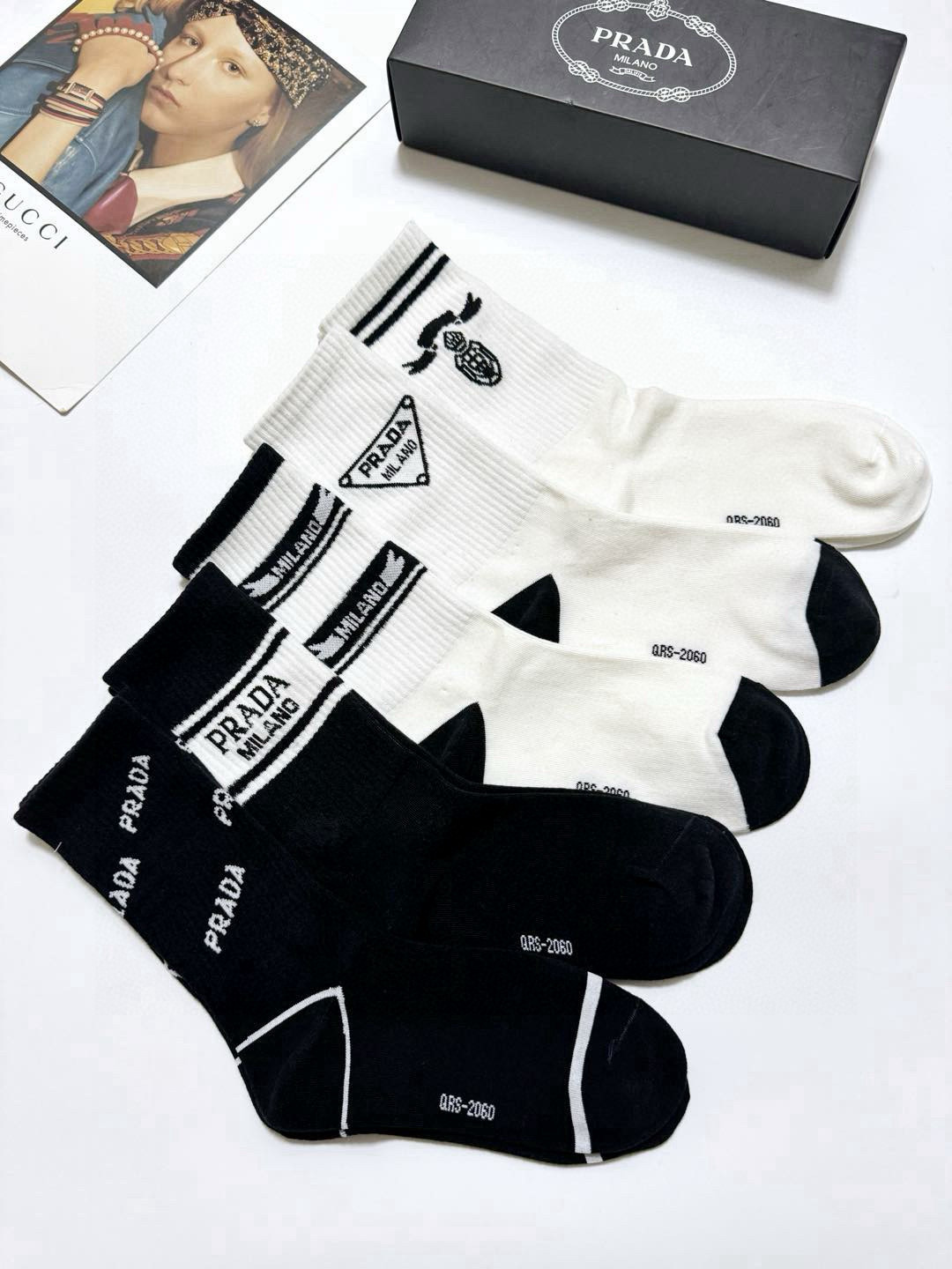   配包装
🌟【一盒5 双】
🌟Prada 普拉达 经典字母 logo纯棉 中筒袜  ！超级软糯亲肤！
