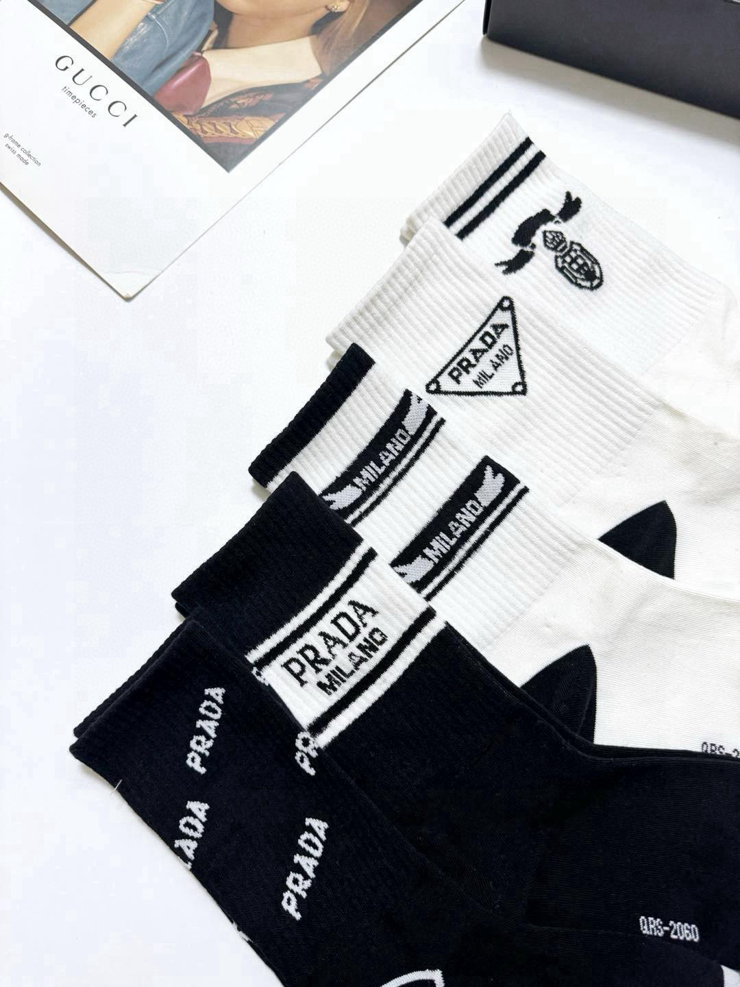   配包装
🌟【一盒5 双】
🌟Prada 普拉达 经典字母 logo纯棉 中筒袜  ！超级软糯亲肤！
