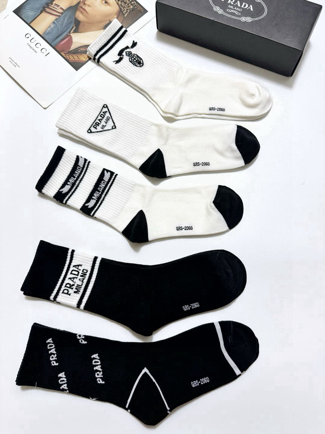   配包装
🌟【一盒5 双】
🌟Prada 普拉达 经典字母 logo纯棉 中筒袜  ！超级软糯亲肤！
