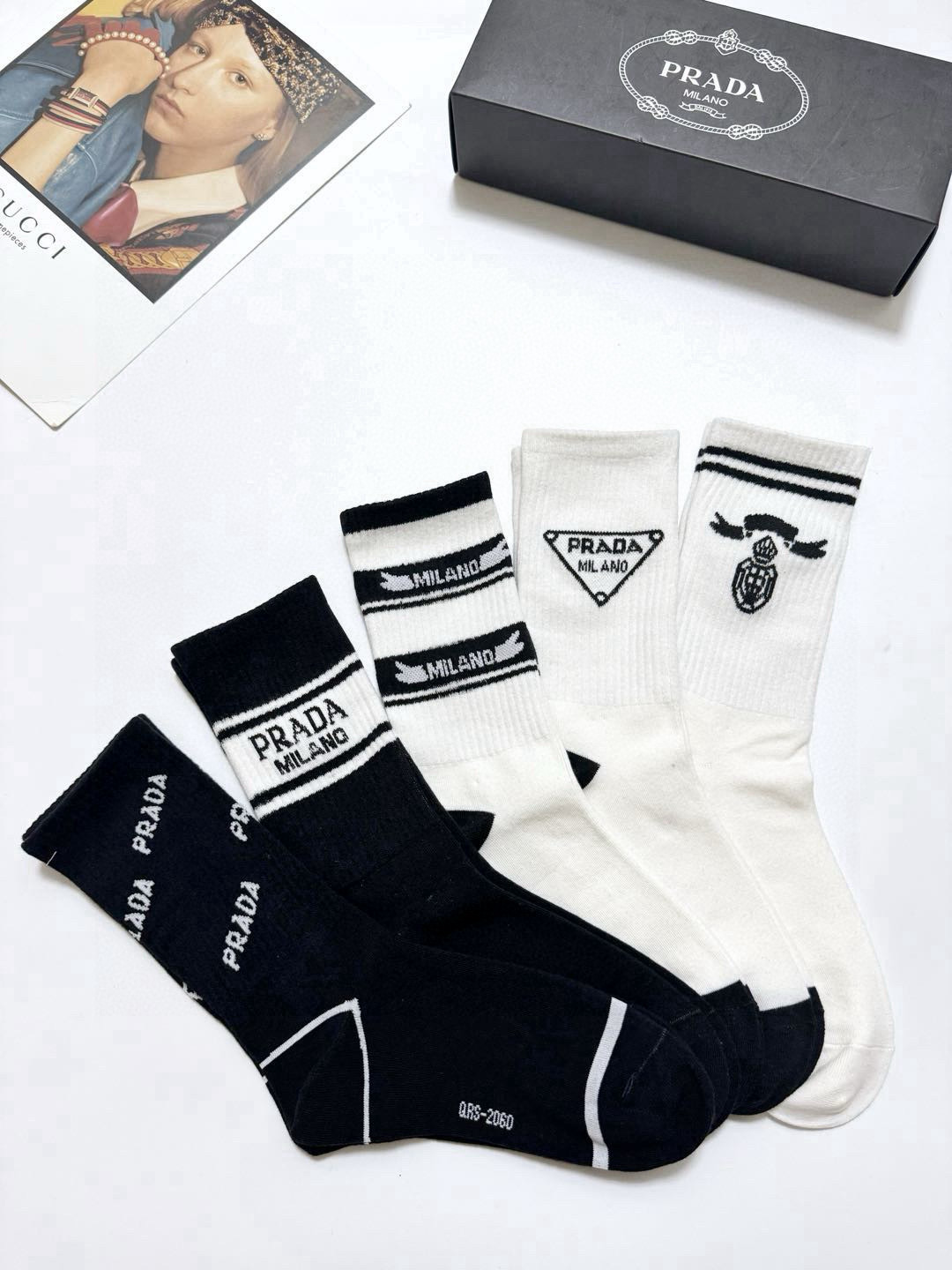   配包装
🌟【一盒5 双】
🌟Prada 普拉达 经典字母 logo纯棉 中筒袜  ！超级软糯亲肤！
