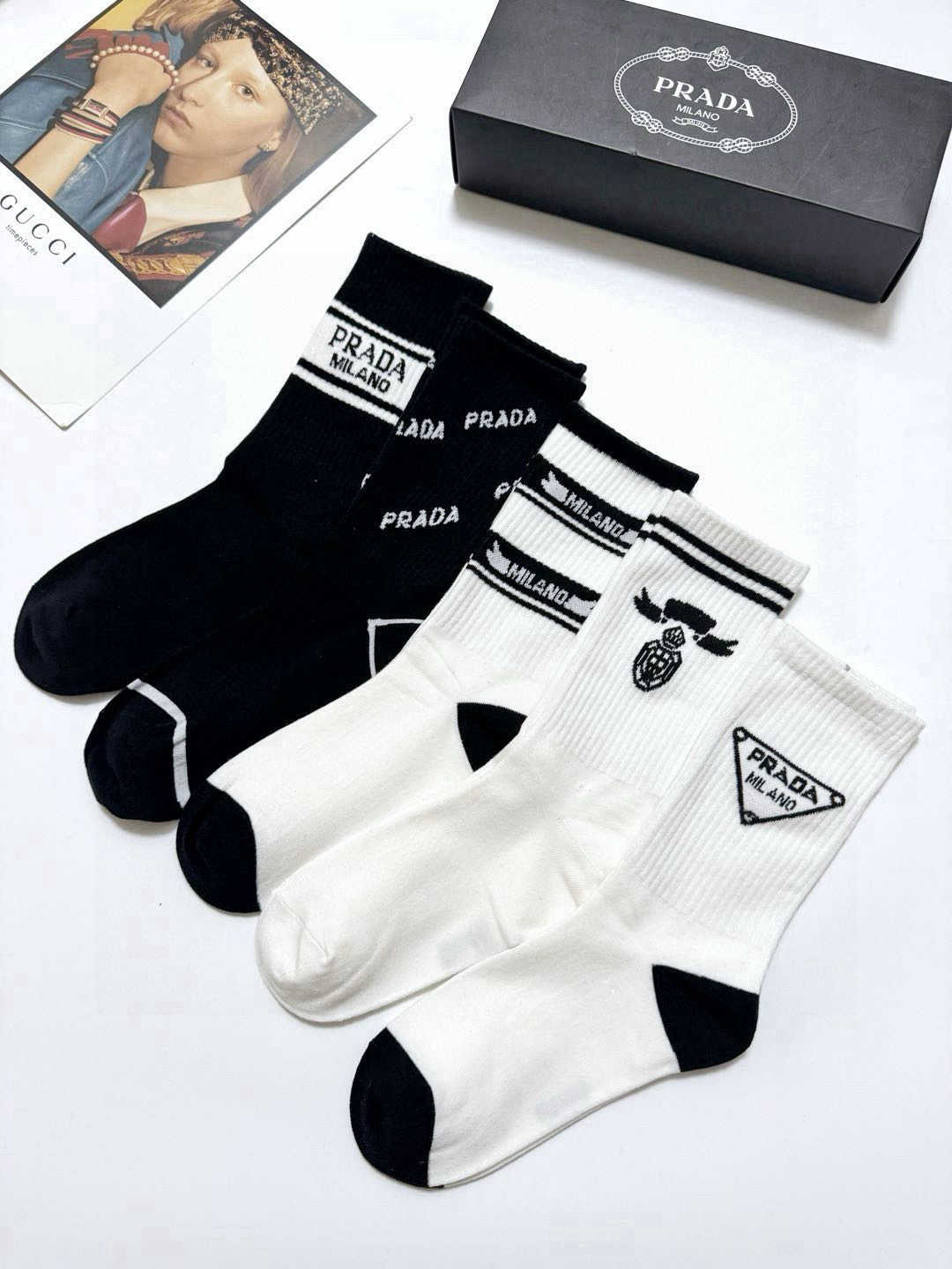   配包装
🌟【一盒5 双】
🌟Prada 普拉达 经典字母 logo纯棉 中筒袜  ！超级软糯亲肤！
